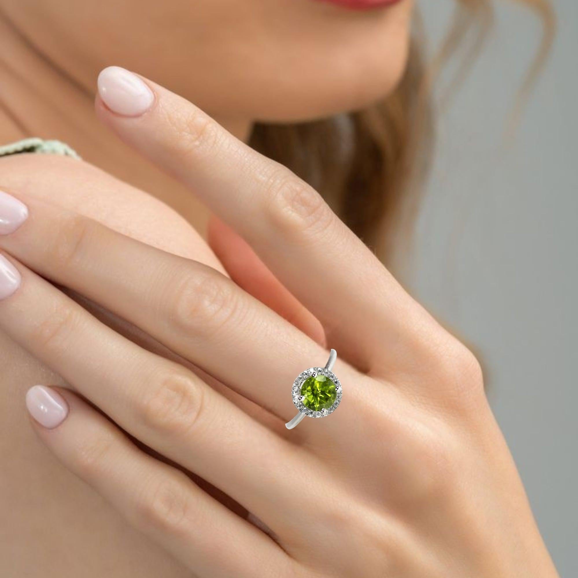 Anello a raggiera con gemma di peridoto naturale in argento sterling In condizioni Nuovo in vendita a Vadgam, GJ