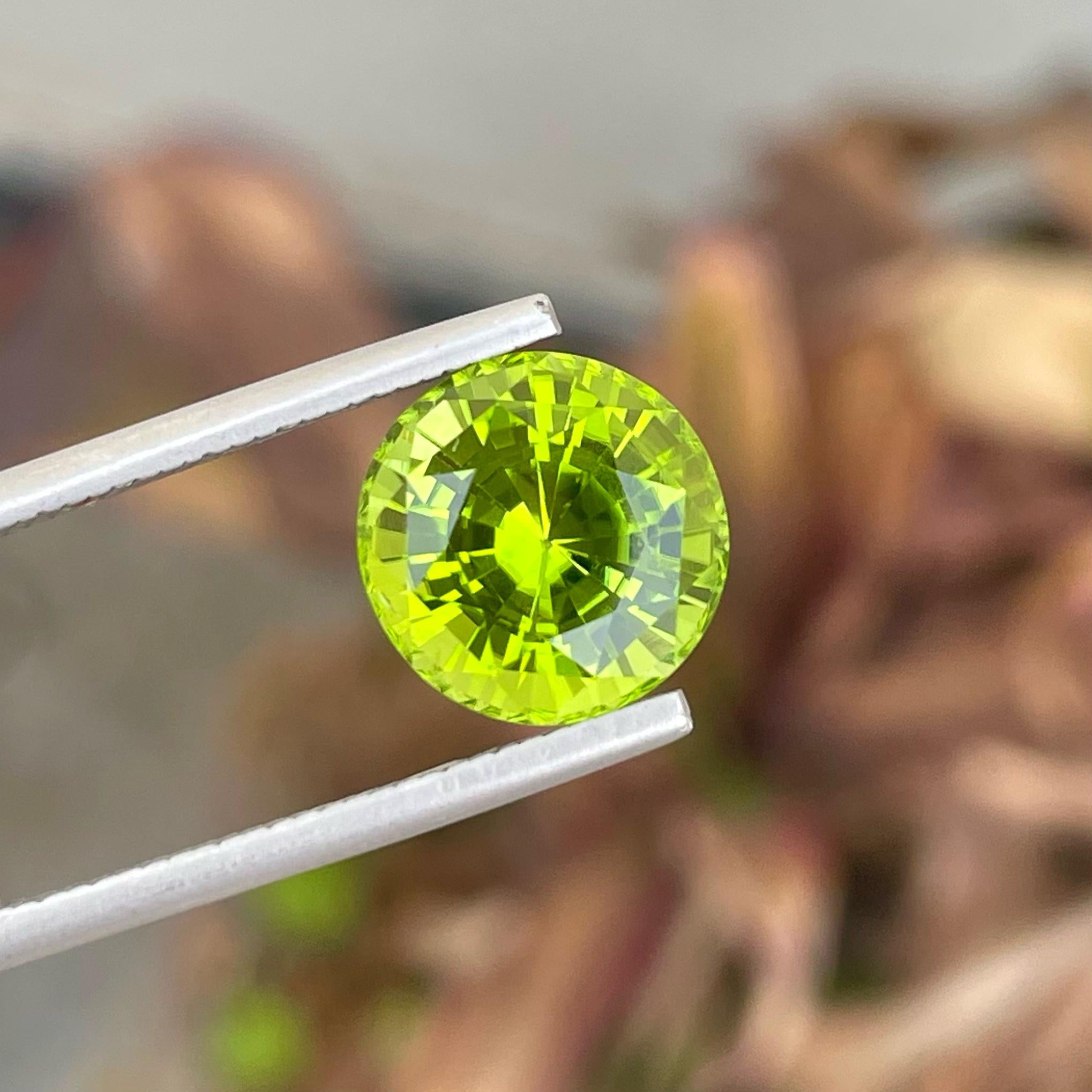 Weight 5.65 carats 
Dimensions 10.9x10.9x7.5mm
Treatment none 
Origin Pakistan 
Clarity VVS
Shape Round
Cut Round brilliant 

The Peridot gemstone, also known as 