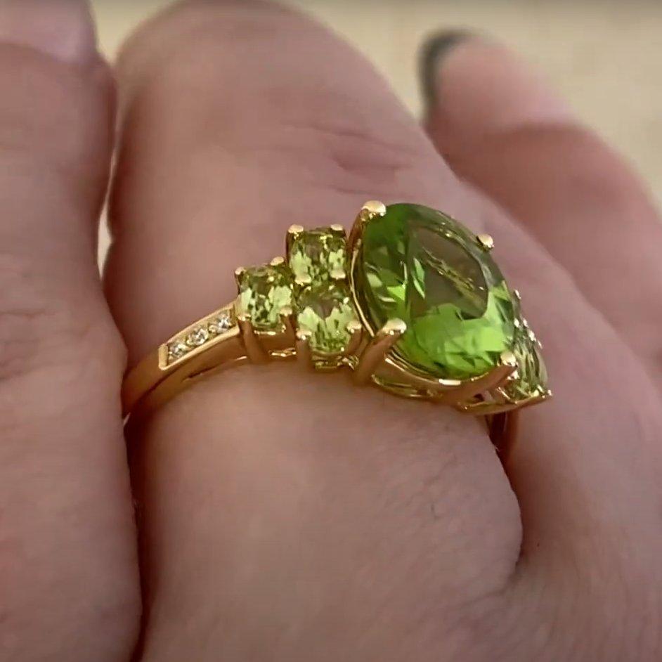 Taille ovale Bague cocktail taille ovale en or jaune 18 carats avec péridot et diamants (environ 3,40 carats) en vente