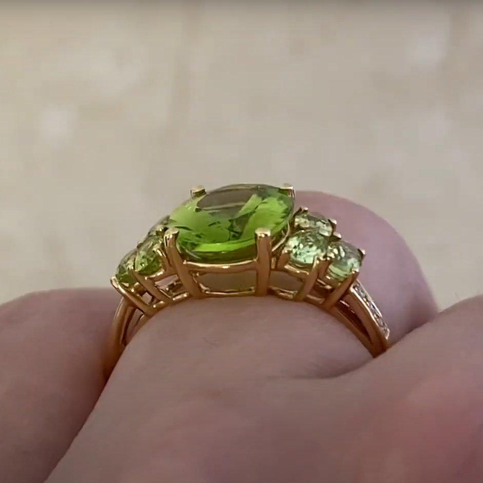 Bague cocktail taille ovale en or jaune 18 carats avec péridot et diamants (environ 3,40 carats) Excellent état - En vente à New York, NY