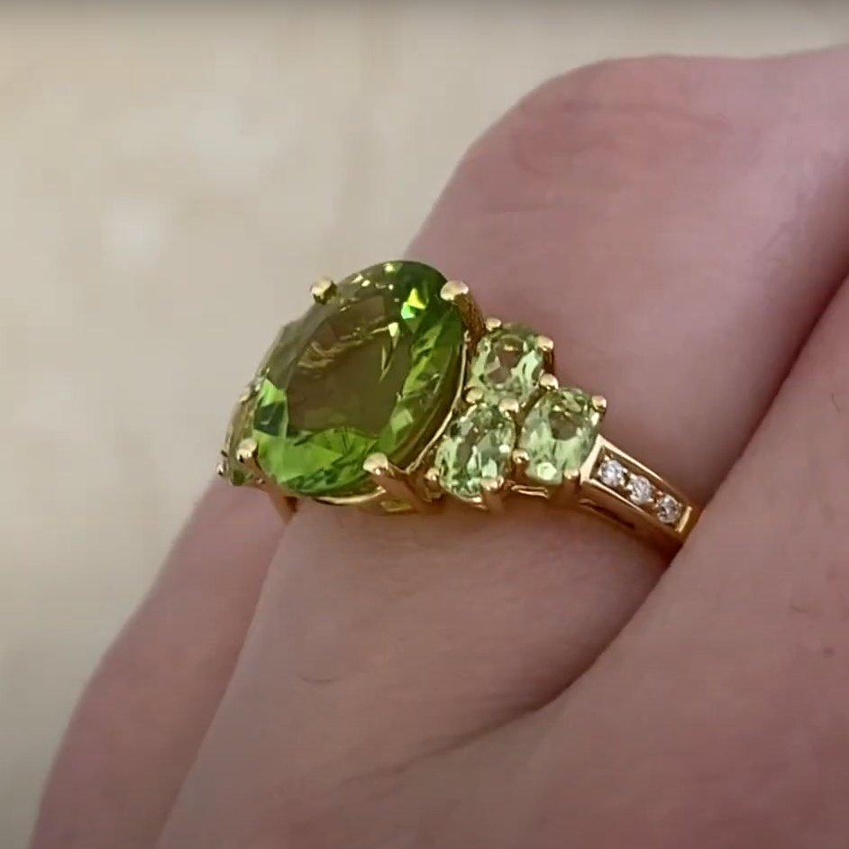 Bague cocktail taille ovale en or jaune 18 carats avec péridot et diamants (environ 3,40 carats) Pour femmes en vente