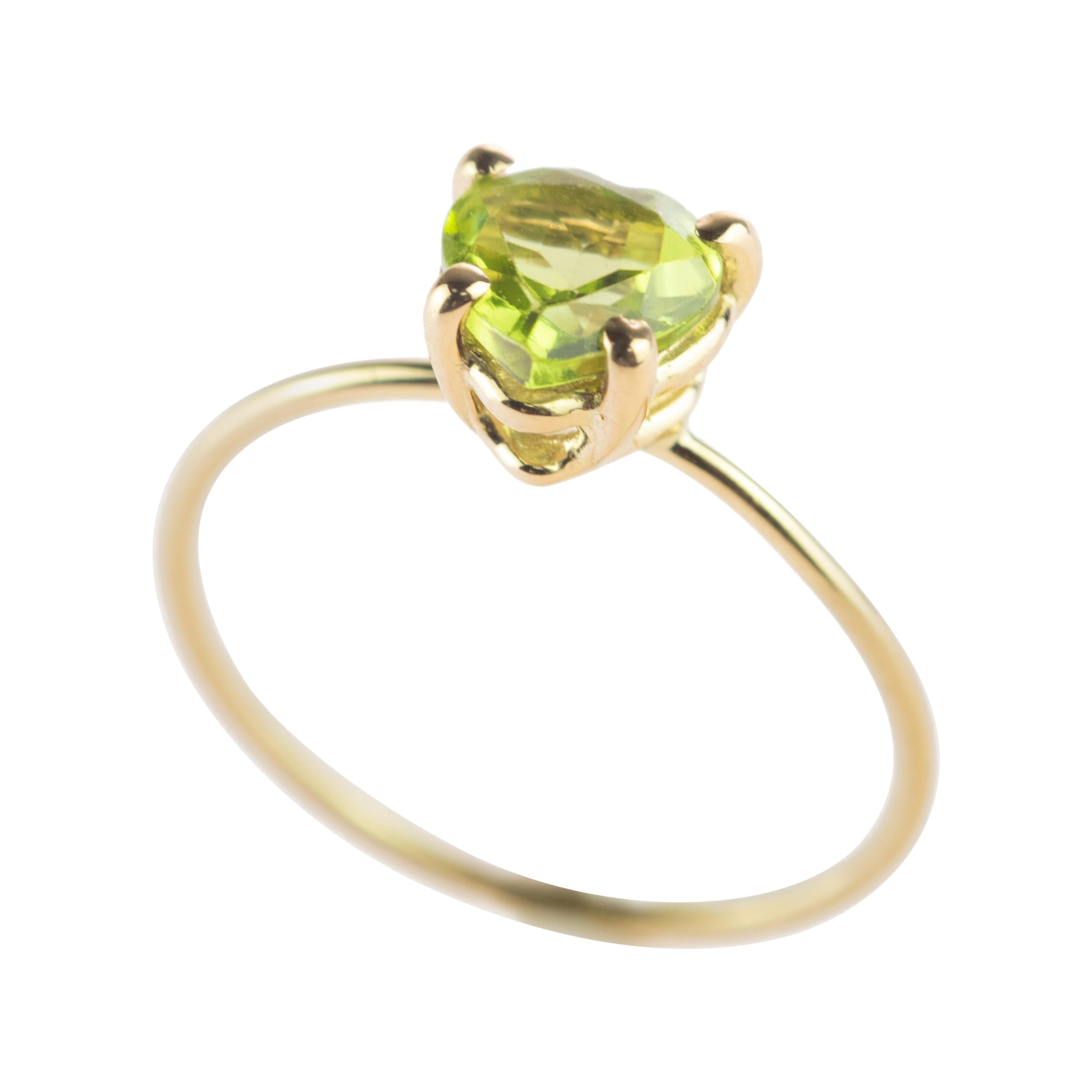 Bague cocktail chic et romantique en or jaune 18 carats avec cœur en péridot vert en forme d
espoir