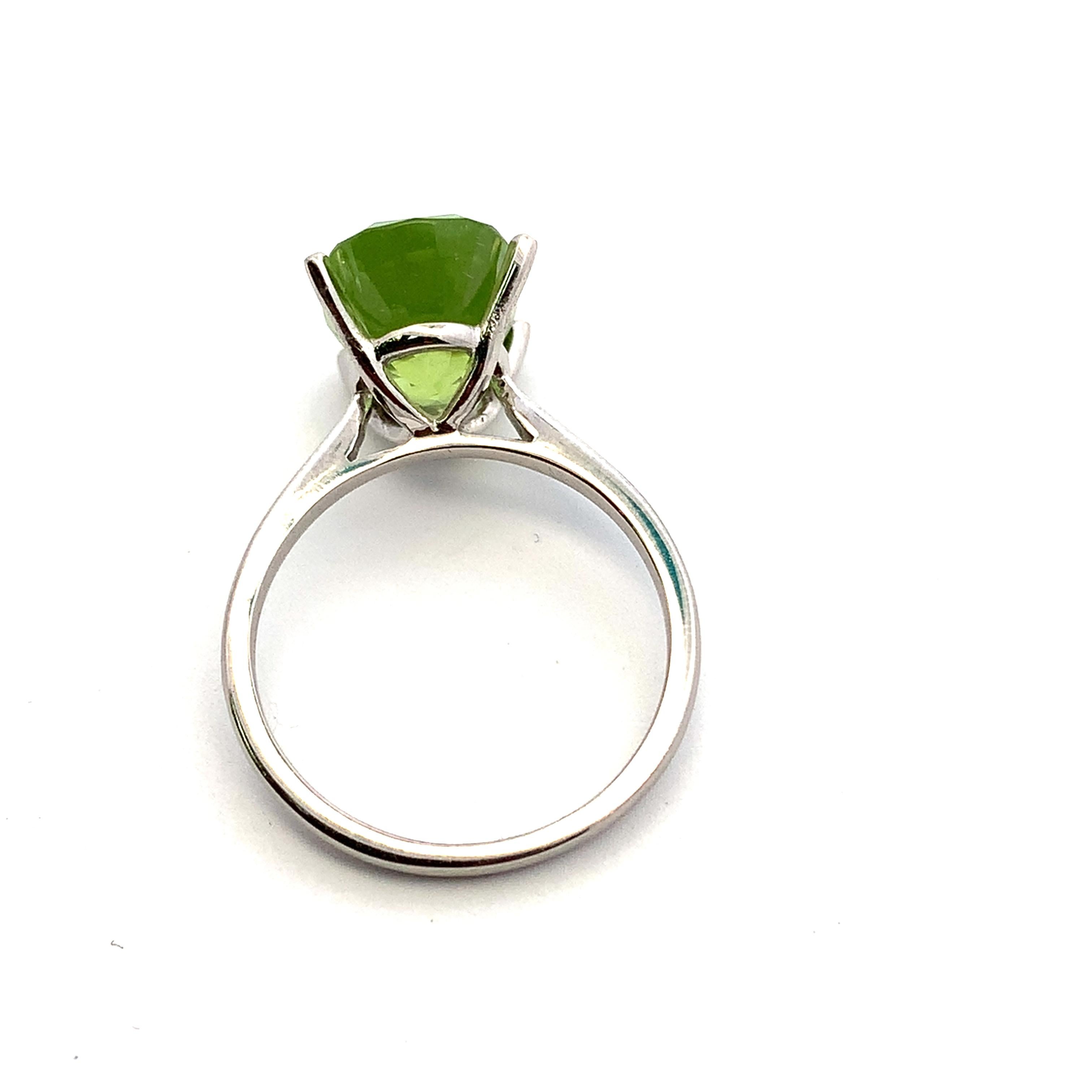 Oval Cut Peridot green oval shaped cocktail ring 18k white gold For Sale