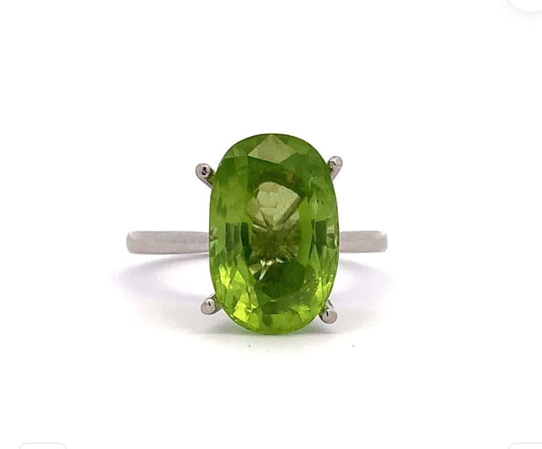 Peridot green oval shaped cocktail ring 18k white gold In New Condition For Sale In London, GB