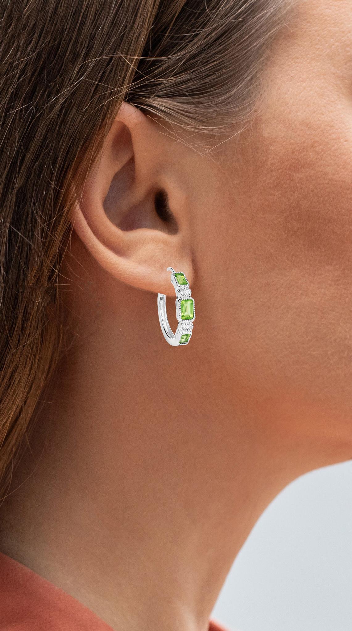 It comes with the Gemological Appraisal by GIA GG/AJP
All gemstones are natural
6 Peridot = 2.22 Carats
8 White Topaz = 0.18 Carats
Metal: Rhodium Plated Sterling Silver
Dimensions: 25 x 6 mm