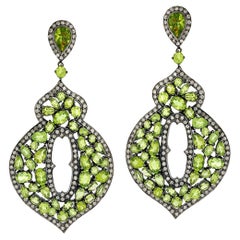 Boucles d'oreilles en péridot de forme mixte ornées de diamants pavés en or 18k et argent