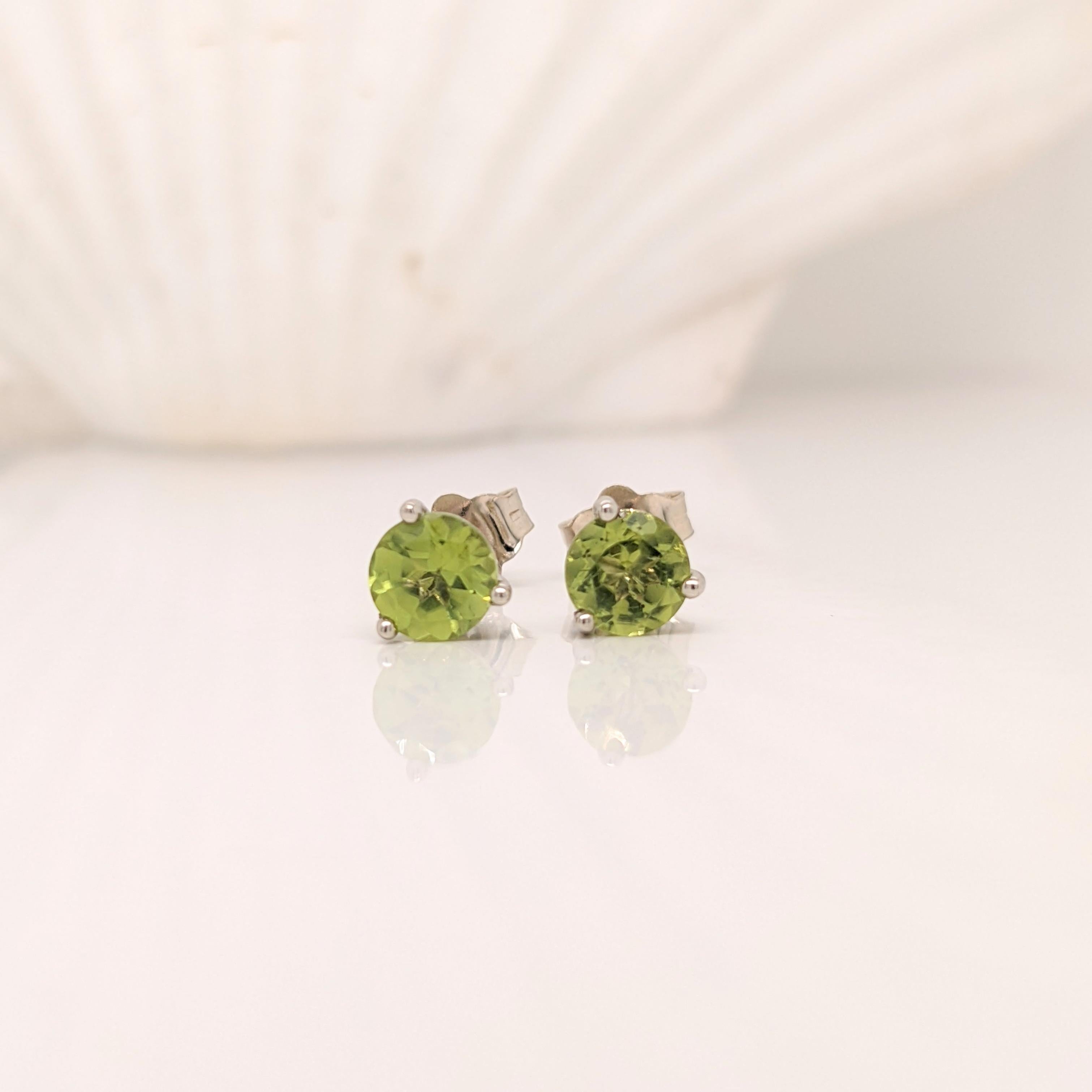 Les boucles d'oreilles en péridot apportent une touche de vivacité à tout ensemble. Les pierres d'un vert éclatant, serties dans de l'or massif 14K, attirent le regard même à travers les cheveux.

Indiquez-nous la couleur d'or que vous préférez.