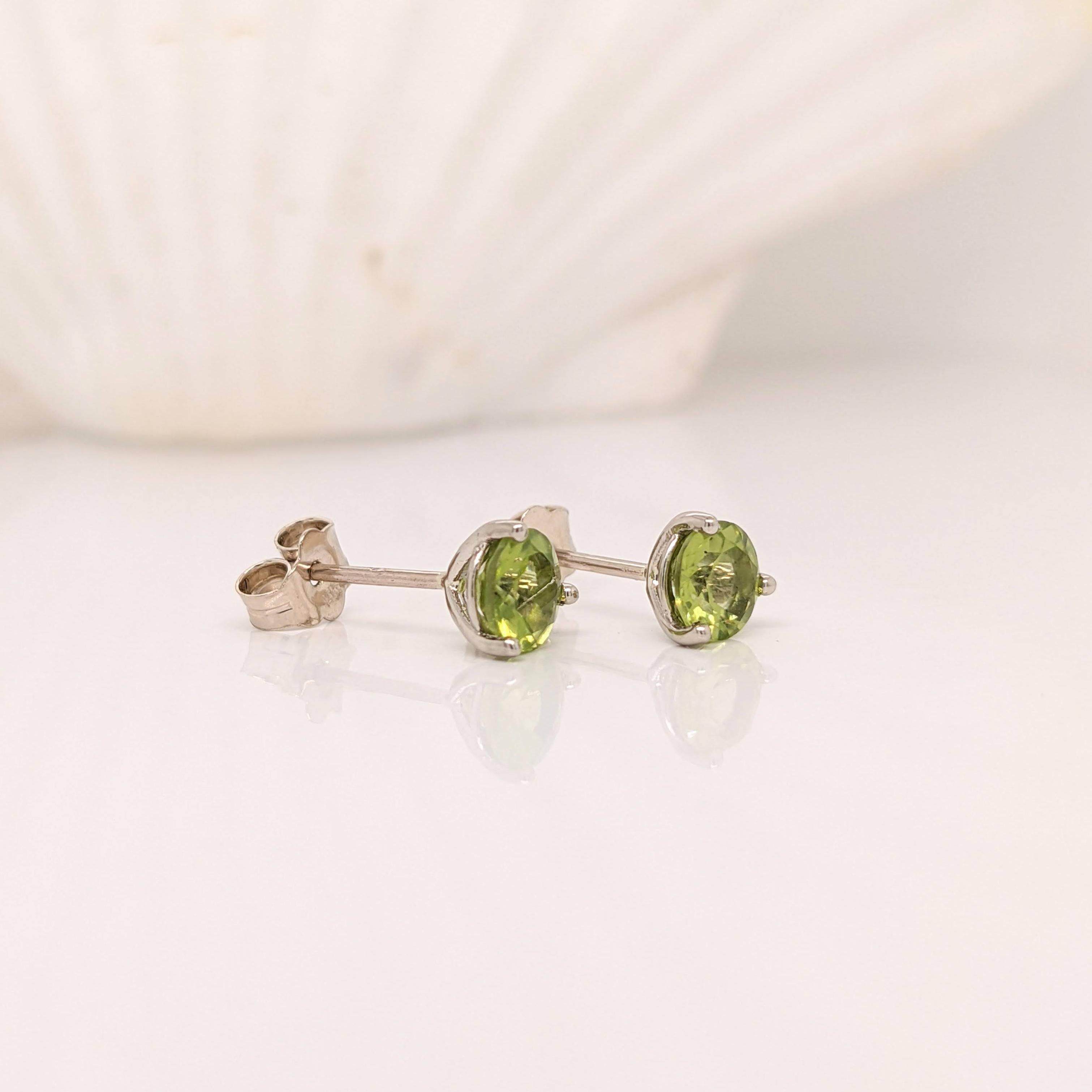 Taille ronde Clous d'oreilles solitaires Martini en or massif 14 carats rond 5 mm en vente