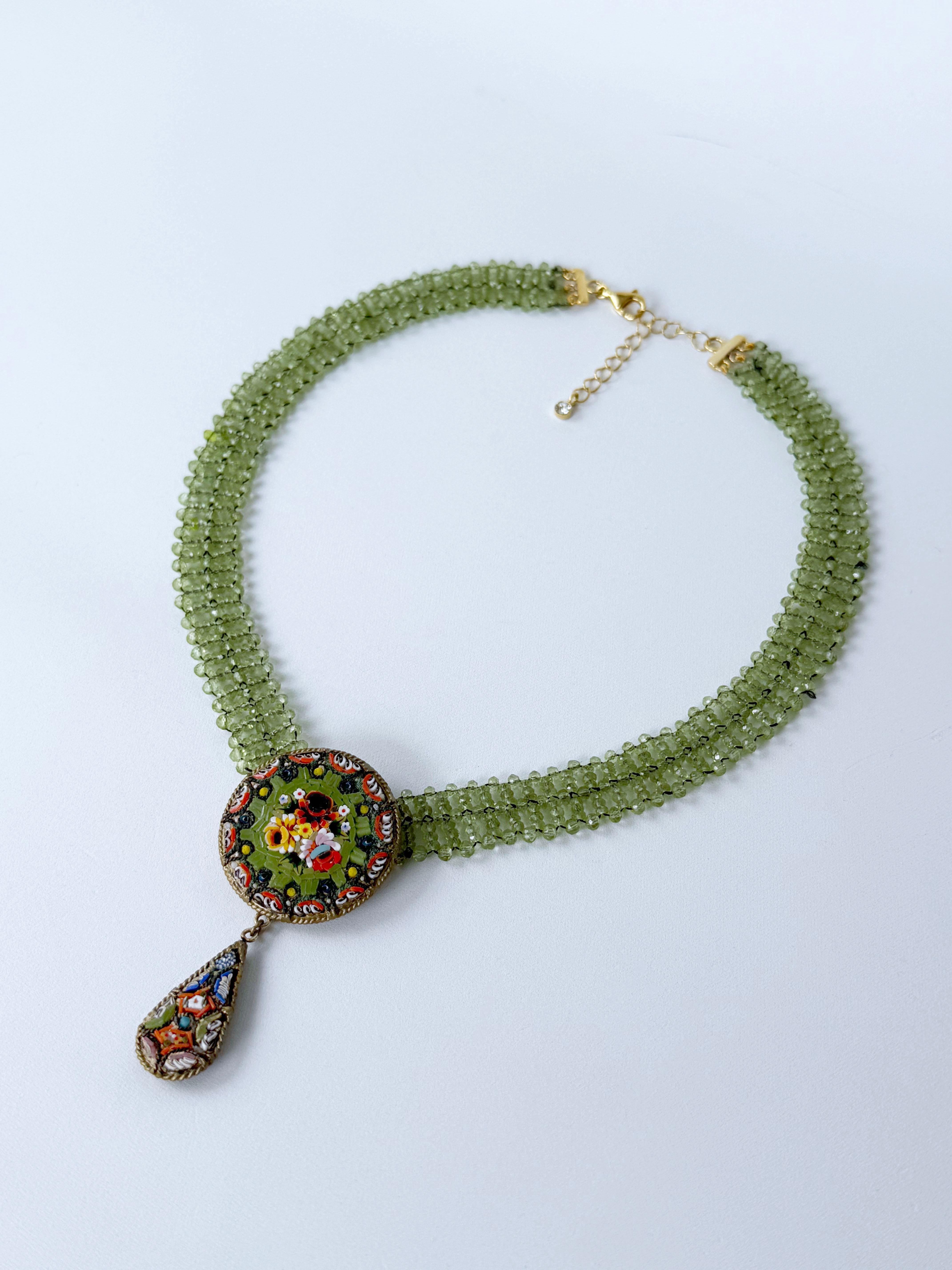 Bellissimo pezzo unico di Marina J.

Questa collana contiene una spilla floreale a mosaico d'argento vintage che è stata rielaborata in uno splendido centrotavola unico nel suo genere. Il centrotavola a mosaico è perfettamente ornato e incorniciato