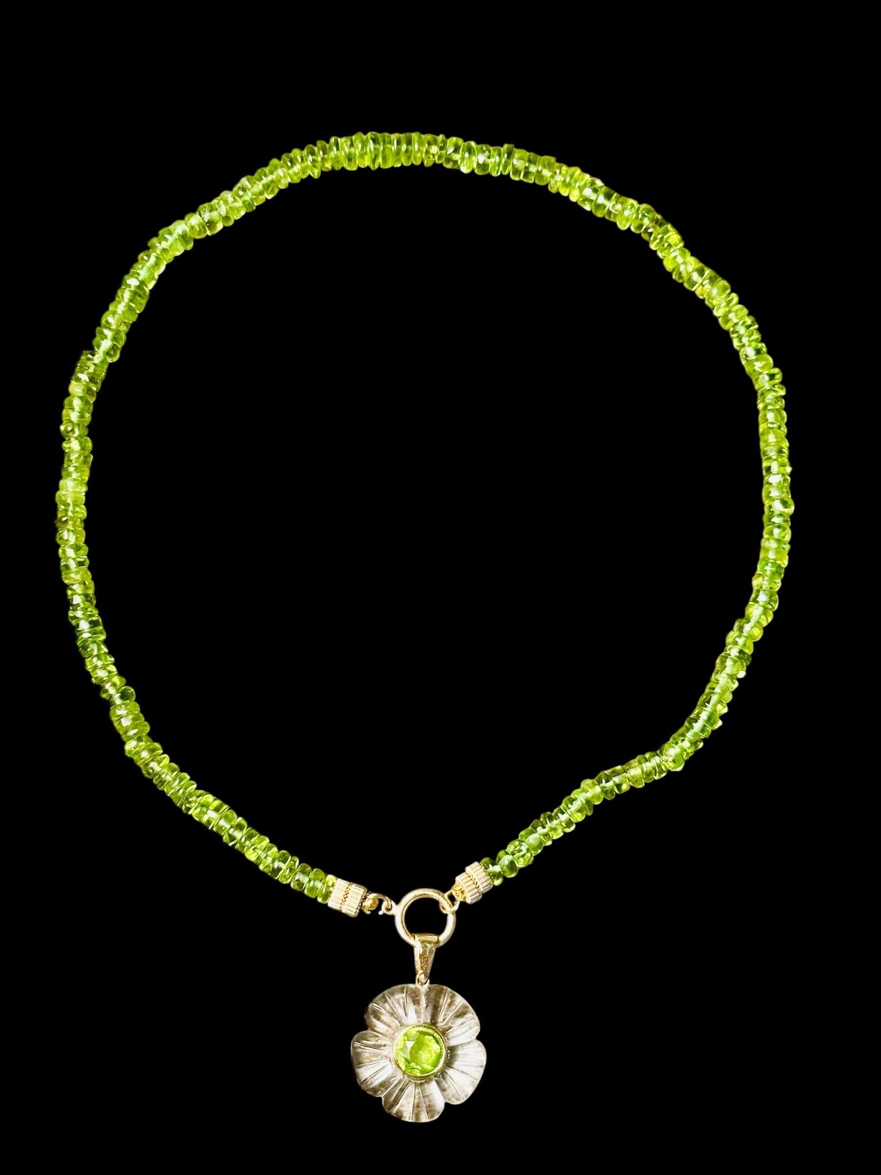Perlina Collana di peridoto con charm Enhancer in oro 14k e perline in oro 14k in vendita