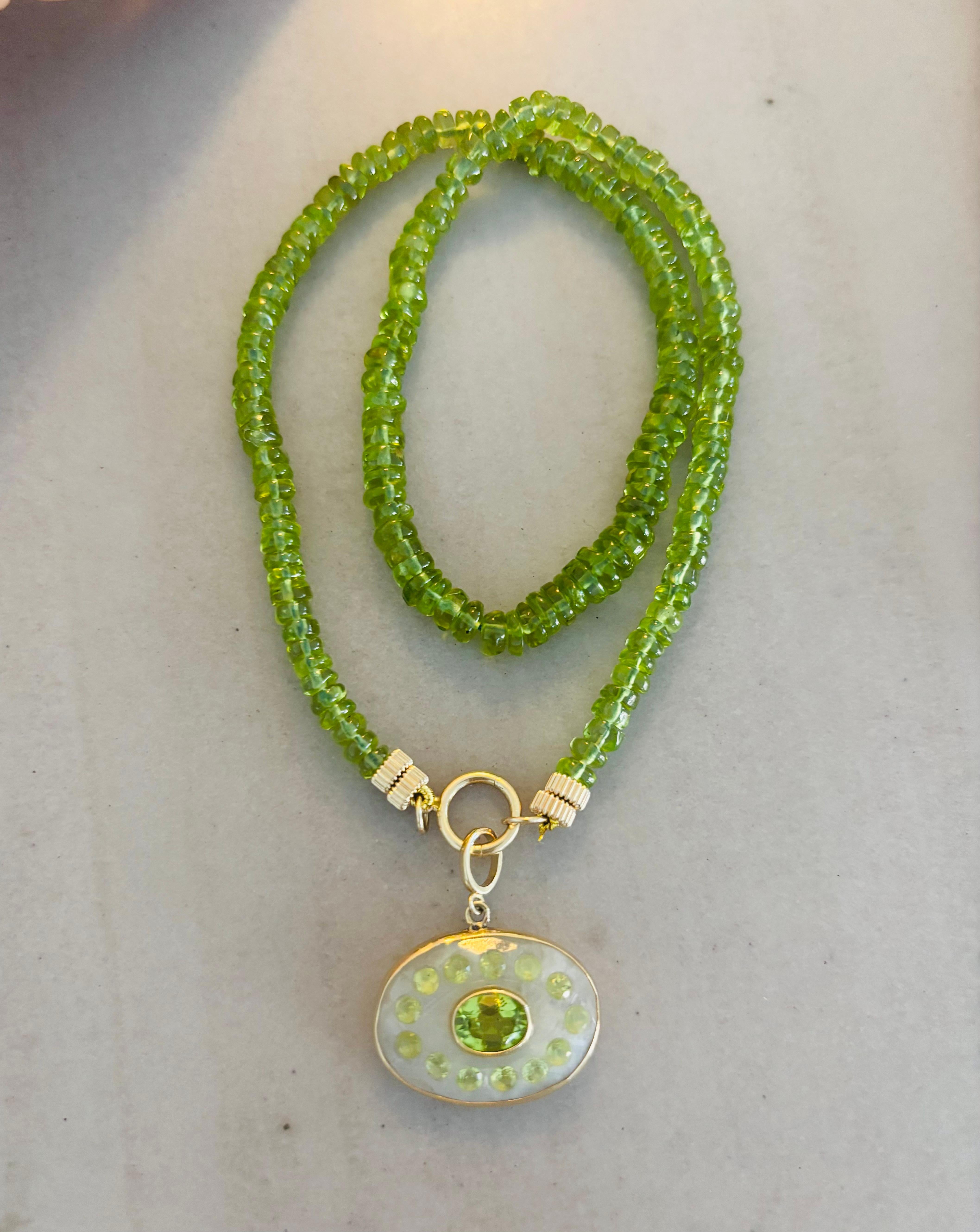 Collana di peridoto con charm Enhancer in oro 14k e perline in oro 14k In condizioni Nuovo in vendita a New York, NY