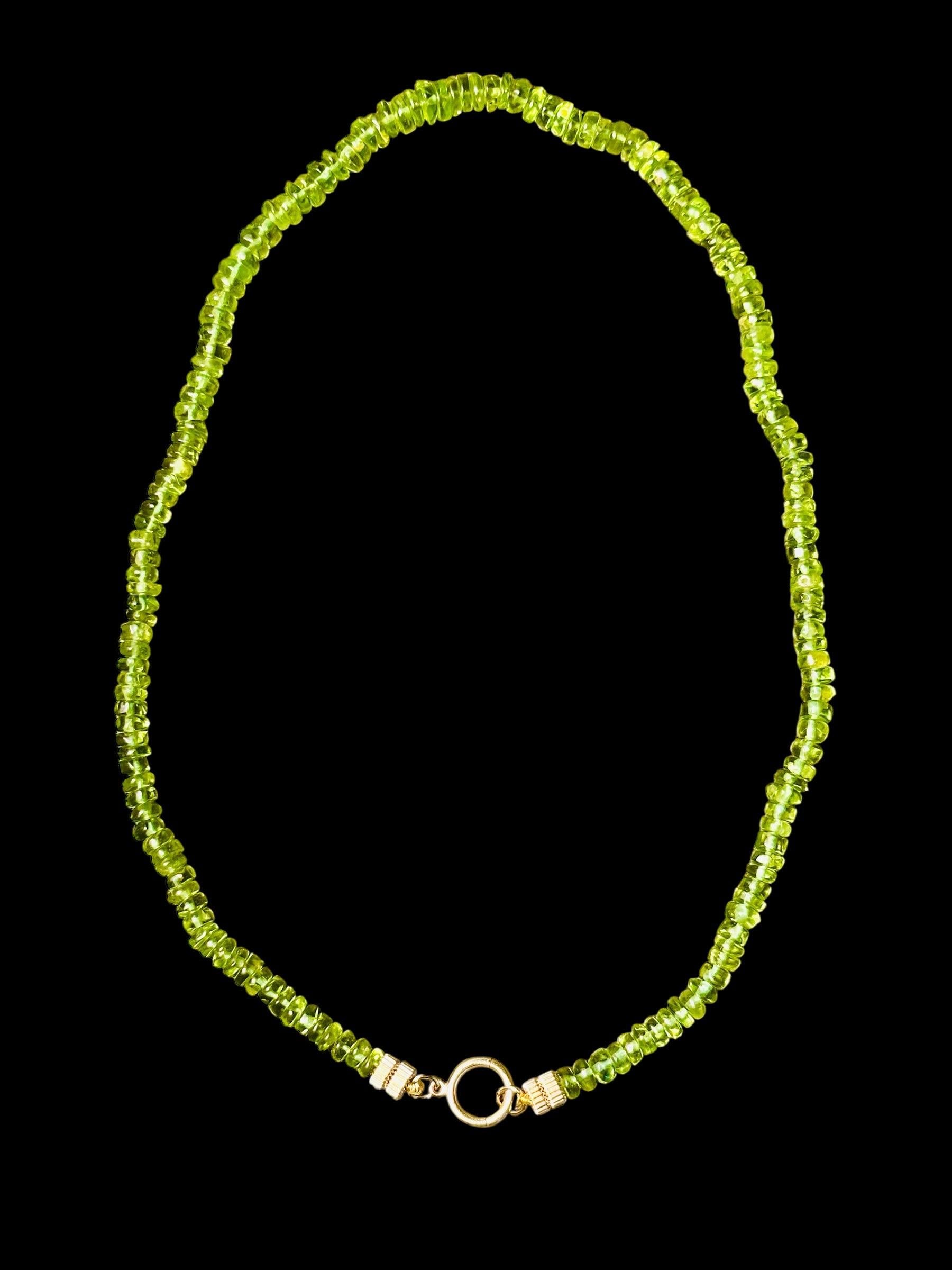 Collana di peridoto con charm Enhancer in oro 14k e perline in oro 14k in vendita 1
