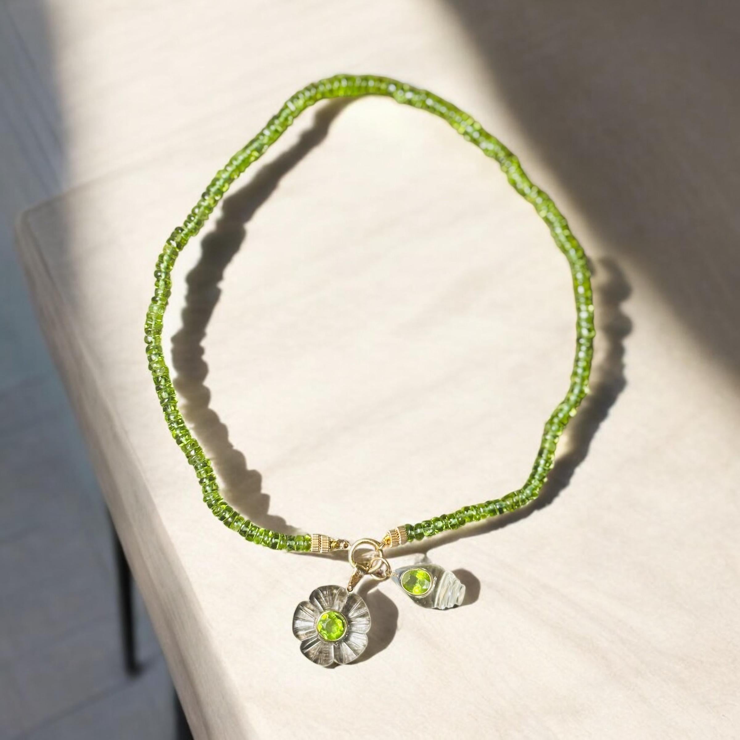 Collana di peridoto con charm Enhancer in oro 14k e perline in oro 14k in vendita 3
