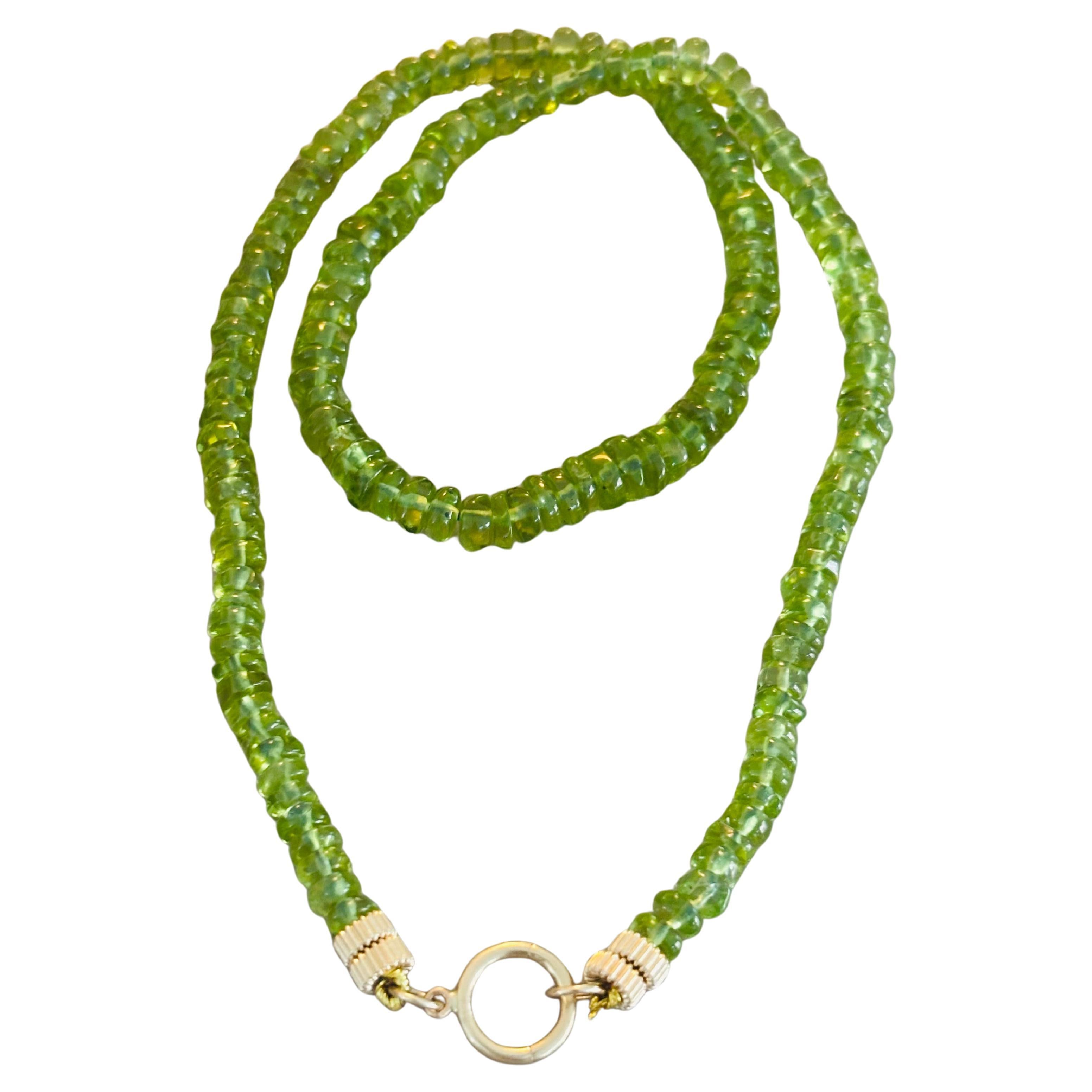 Collier de péridot avec breloques en or 14k et perles en or 14k