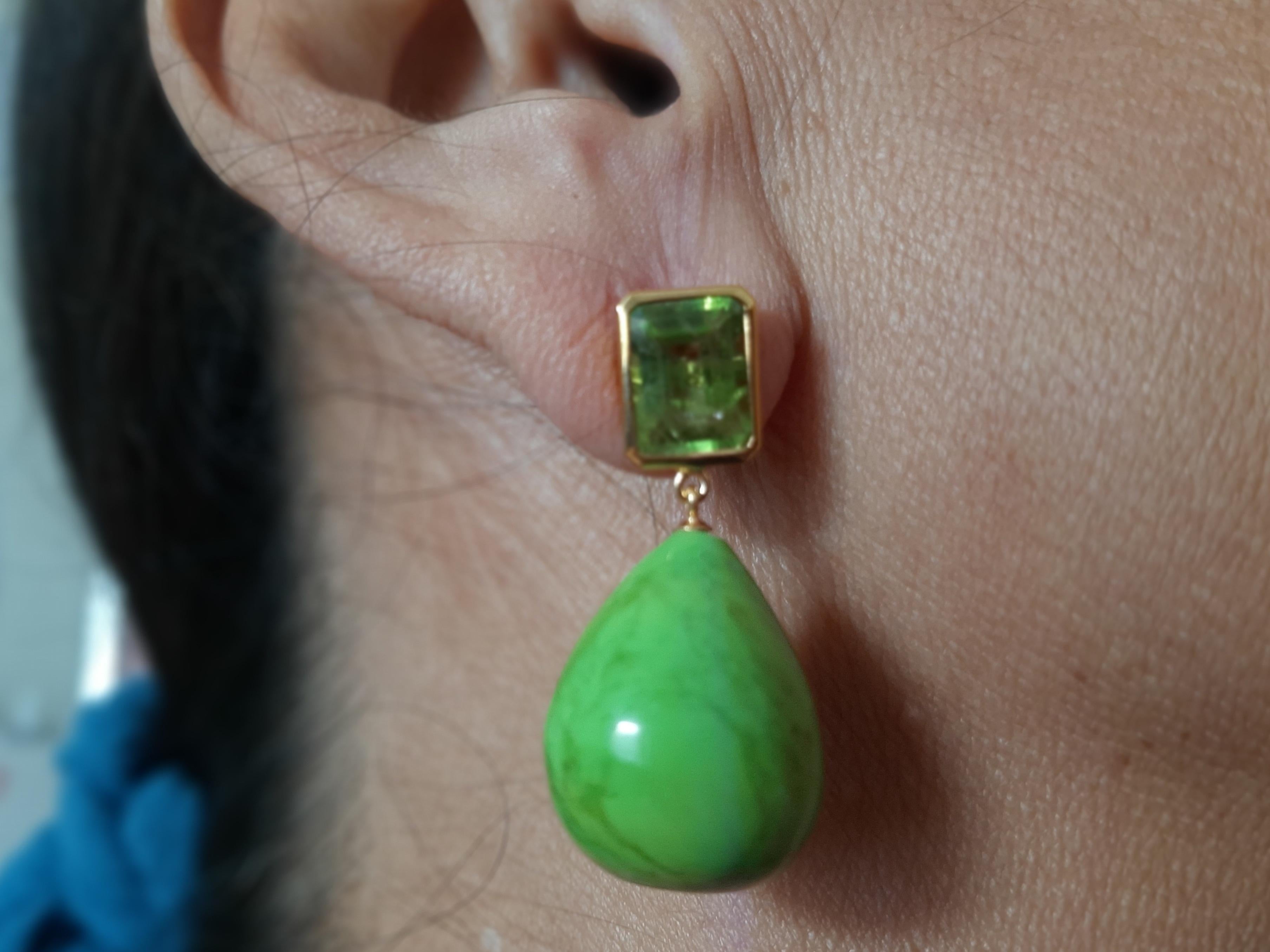 Simple chic  avec une paire de boucles d'oreilles à facettes  Péridot de forme octogonale de 8 x 10 mm serti dans un chaton en or jaune massif 14 carats sur le dessus et 2 turquoises vertes authentiques rondes de 16 x 20 mm sur le dessous.

En 1978,