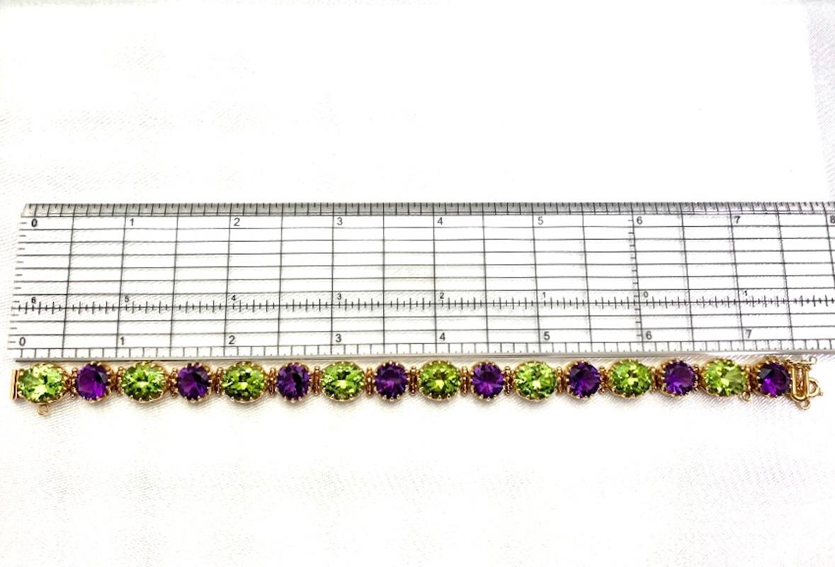 Peridot and Amethyst Tennis Bracelet in Yellow Gold, 33 Carats Total For Sale 3