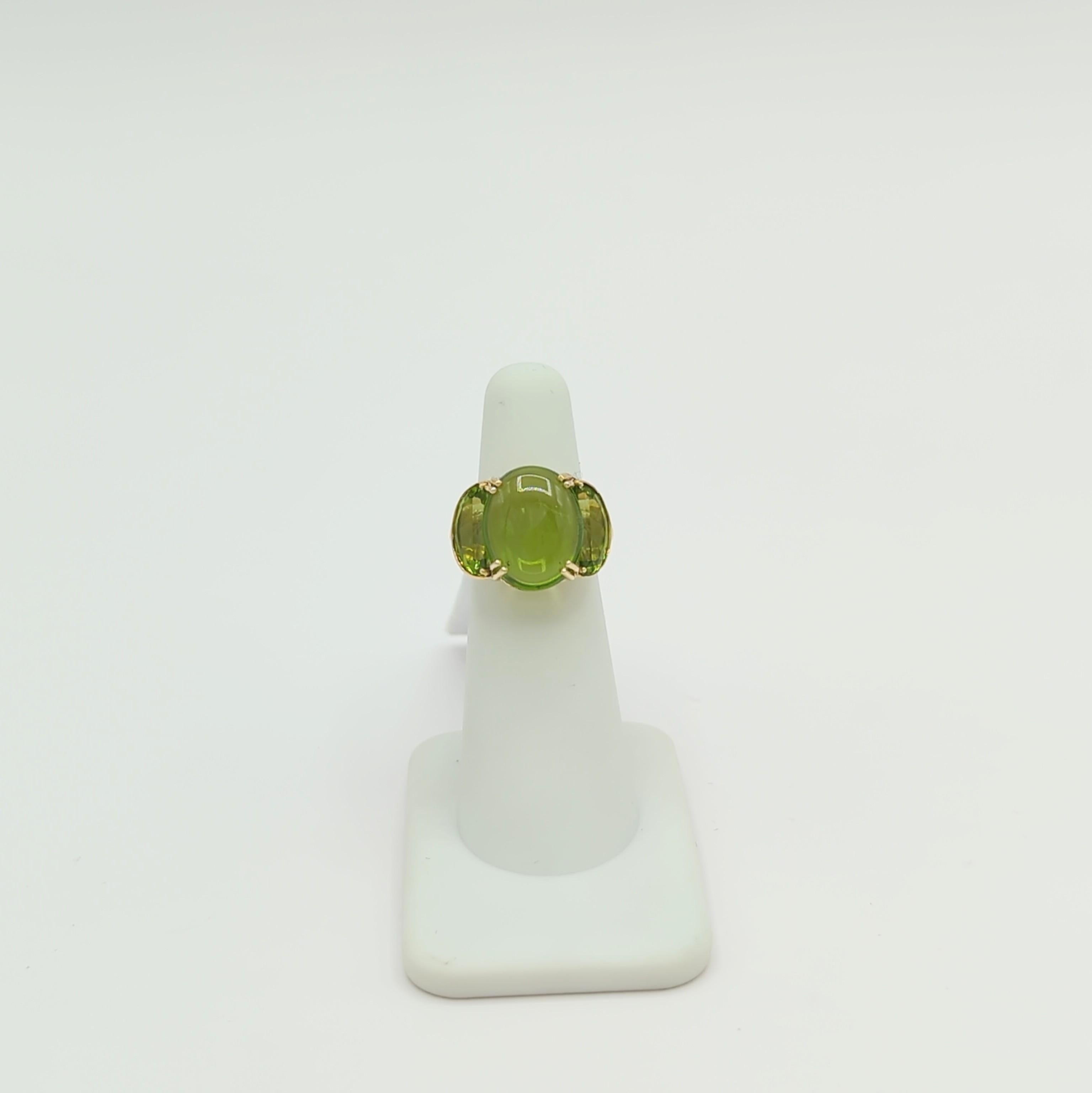 Peridot Oval Cabochon Three Stone Ring in 18K Yellow Gold In New Condition For Sale In Los Angeles, CA