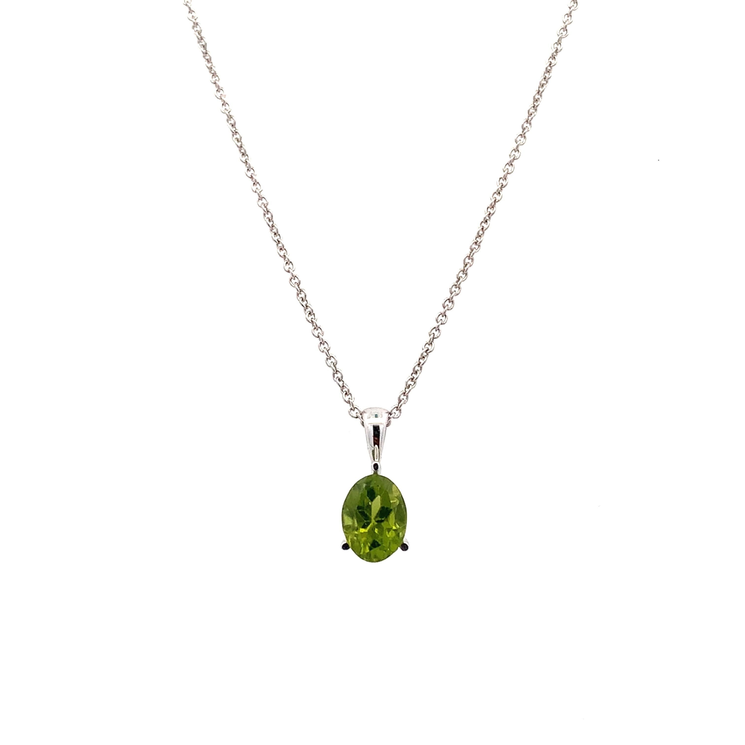 Peridot oval shaped solitaire pendant necklace 18k white gold In New Condition For Sale In London, GB