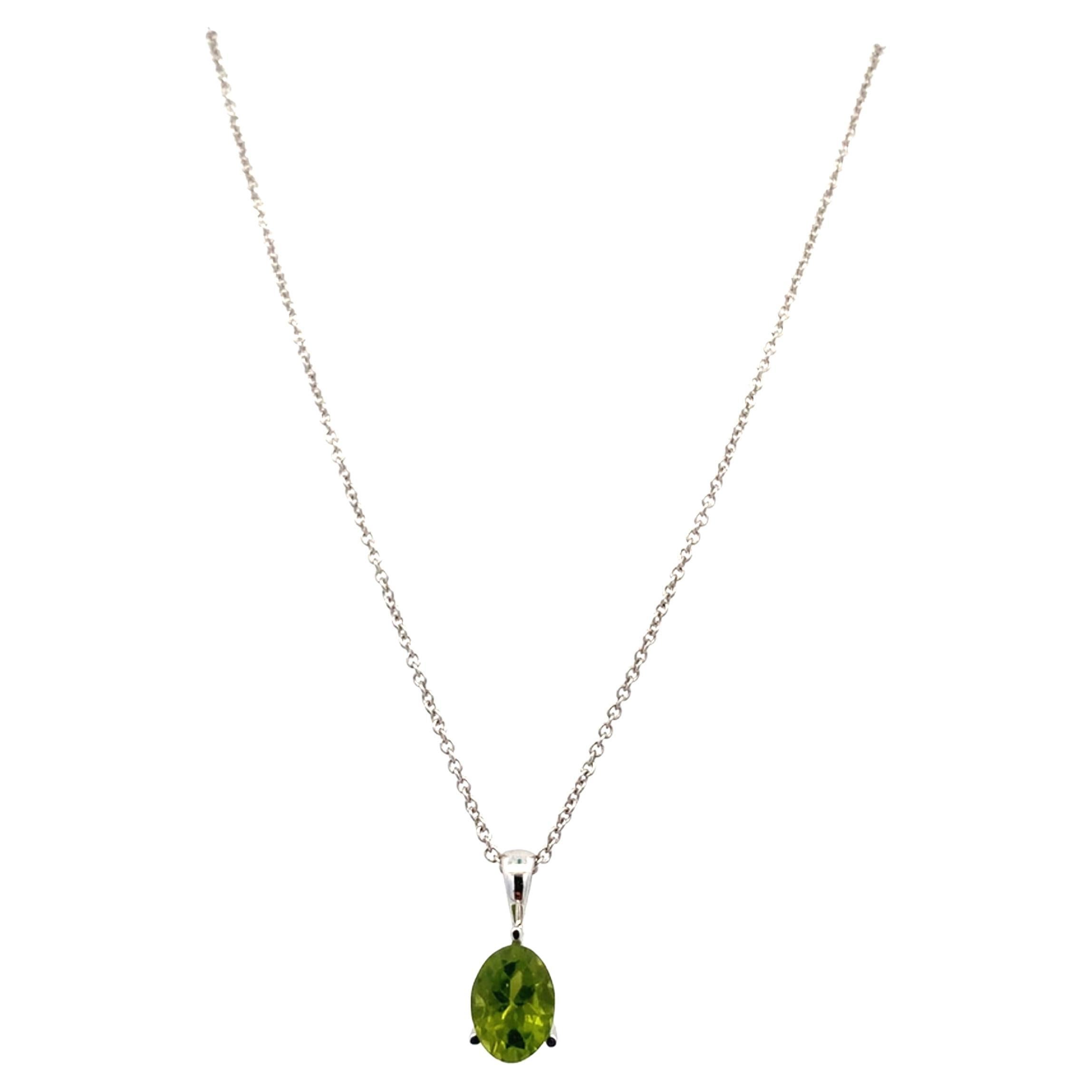 Peridot oval shaped solitaire pendant necklace 18k white gold For Sale