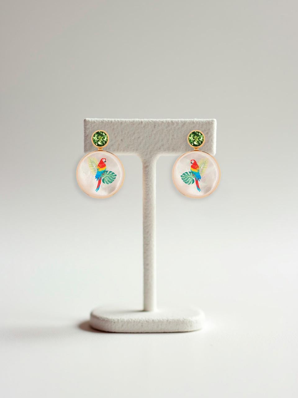 Perlmutt Muschel-Ohrstecker mit Peridot, Papageienzeichnung. Handgemachte Paint tropische Fauna, Vogel Thema Shell Ohrringe mit Peridot. Strand Hochzeit Braut Ohrstecker Ohrringe Mutter der Perle Strand Ohrringe. Ohrringe mit Muschelfarbe. Tragbare