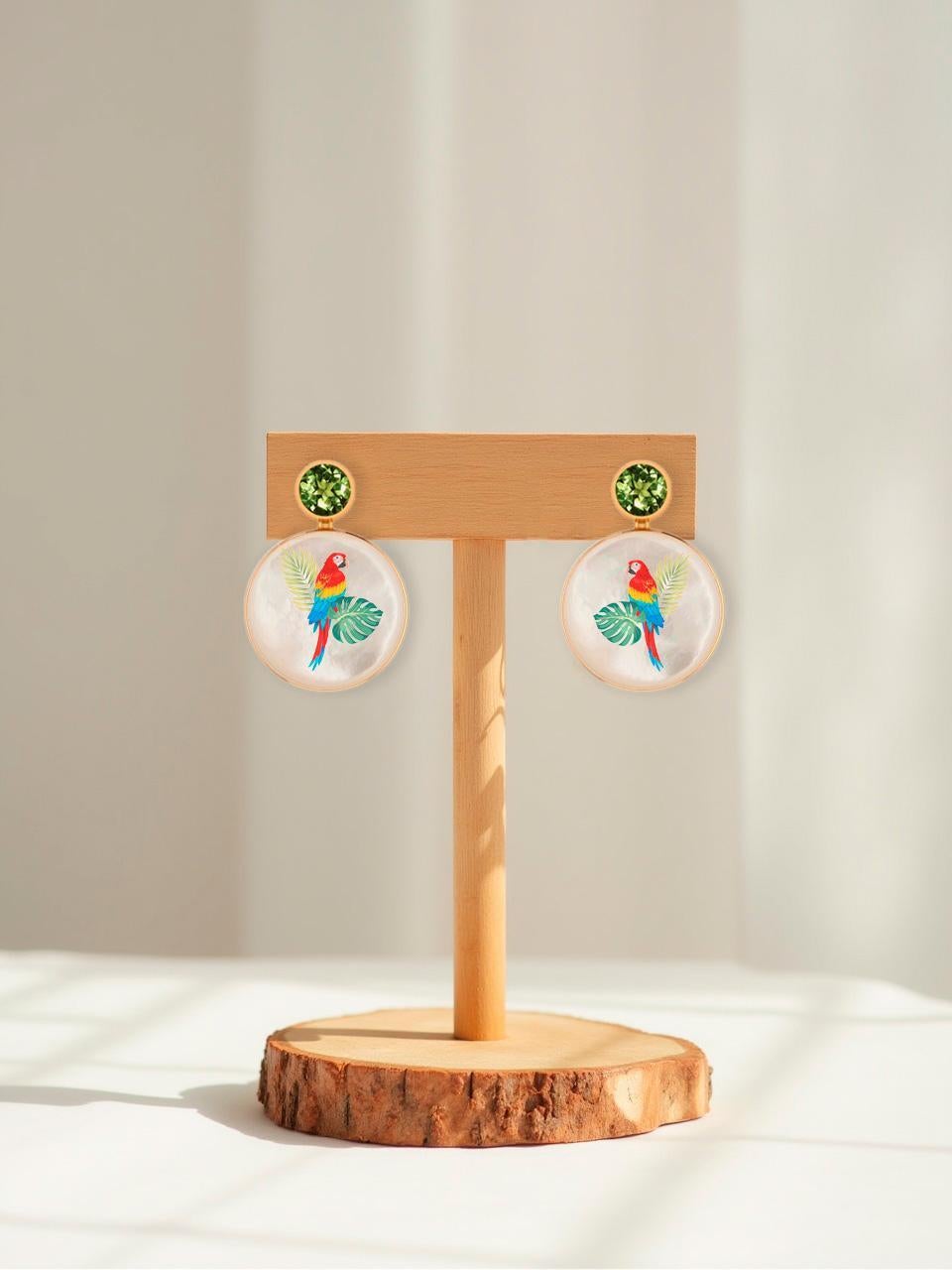 Peridot, Papagei Malerei, Perlmutt Ohrringe Ohrstecker. (Moderne) im Angebot