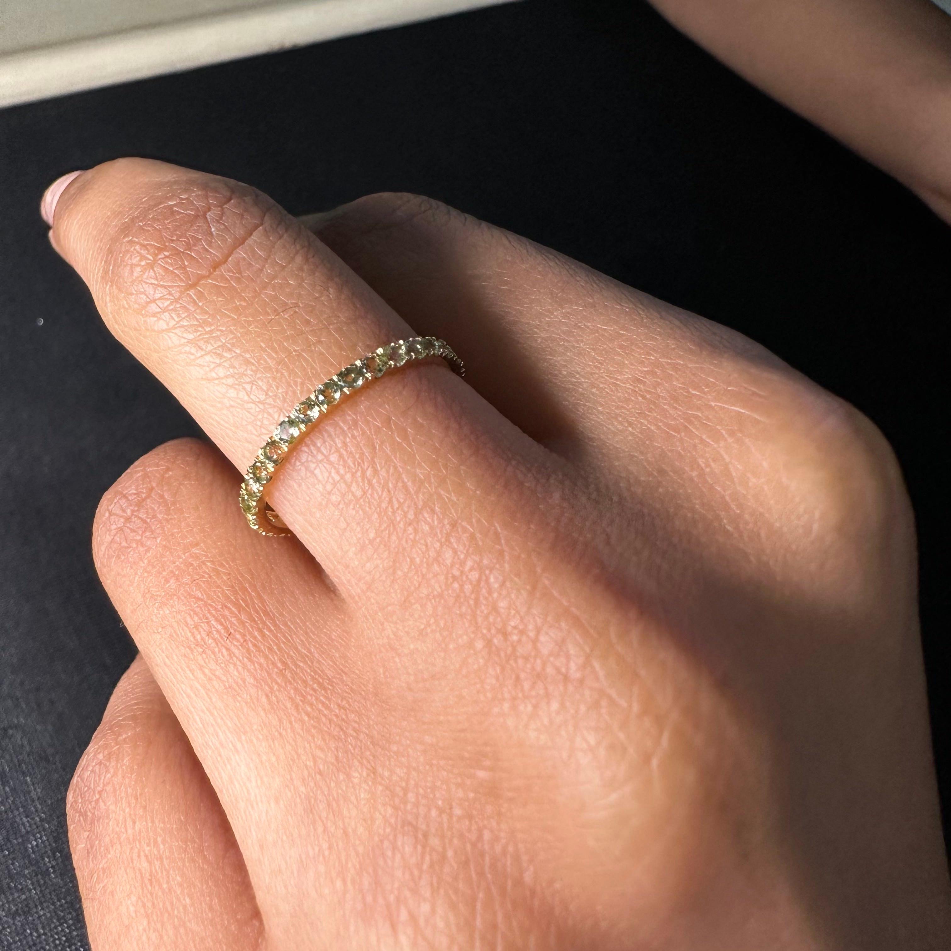 Im Angebot: Peridot Pave Eternity-Ring, stapelbarer Peridot-Ring 14k massives Gelbgold () 3