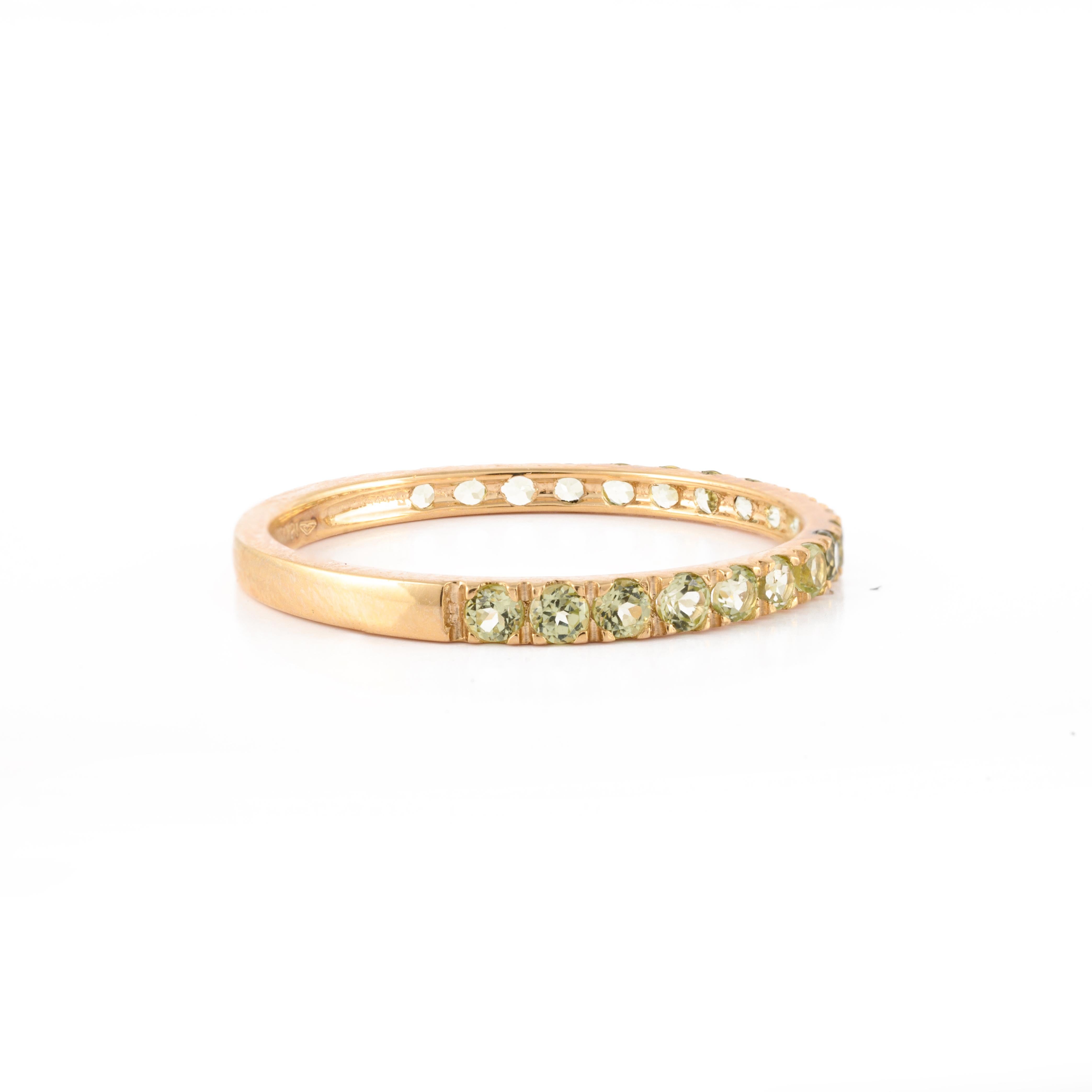 En vente :  Anneau d'éternité en or jaune massif 14 carats avec péridots pavés, bague empilable 6