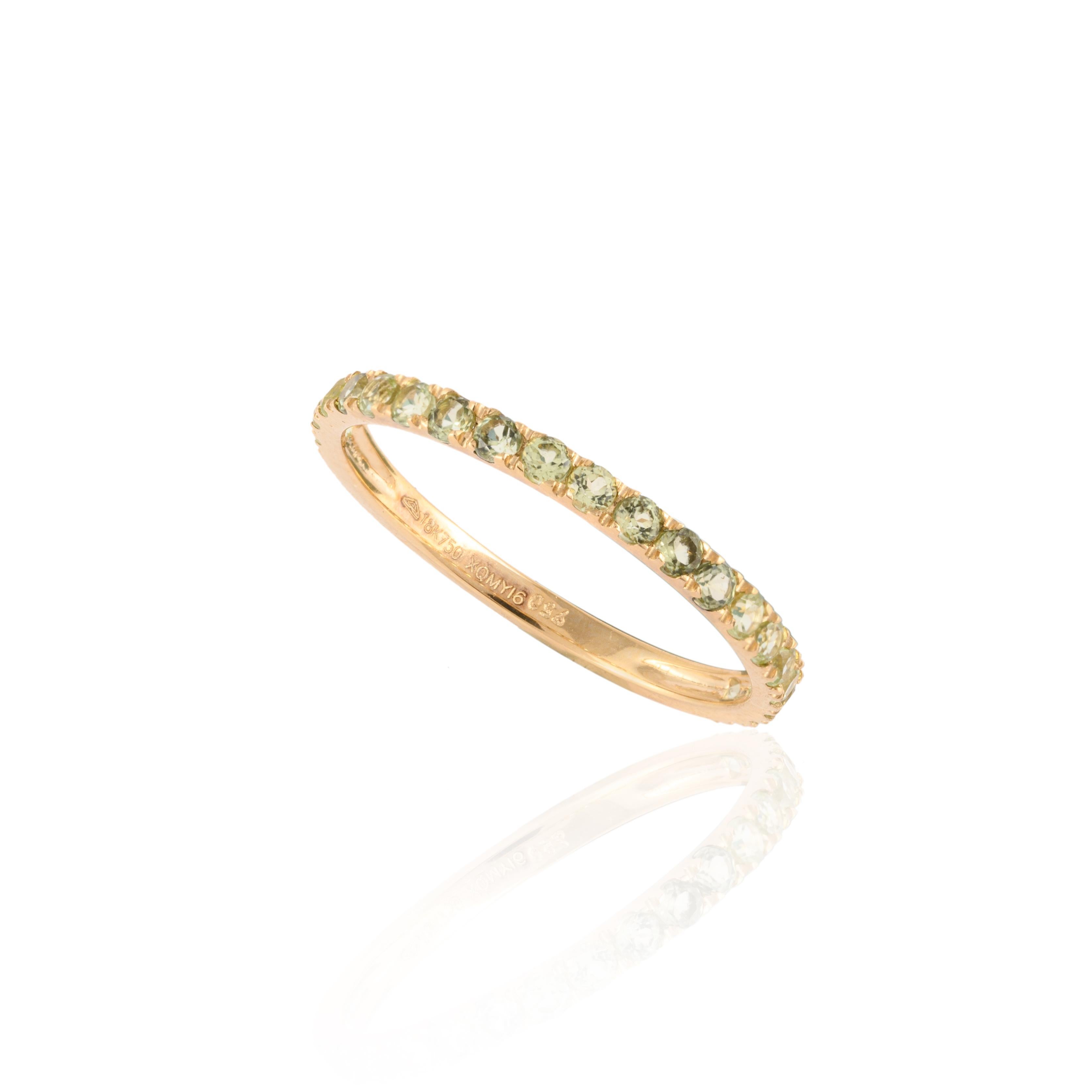 En vente :  Anneau d'éternité en or jaune massif 14 carats avec péridots pavés, bague empilable 8