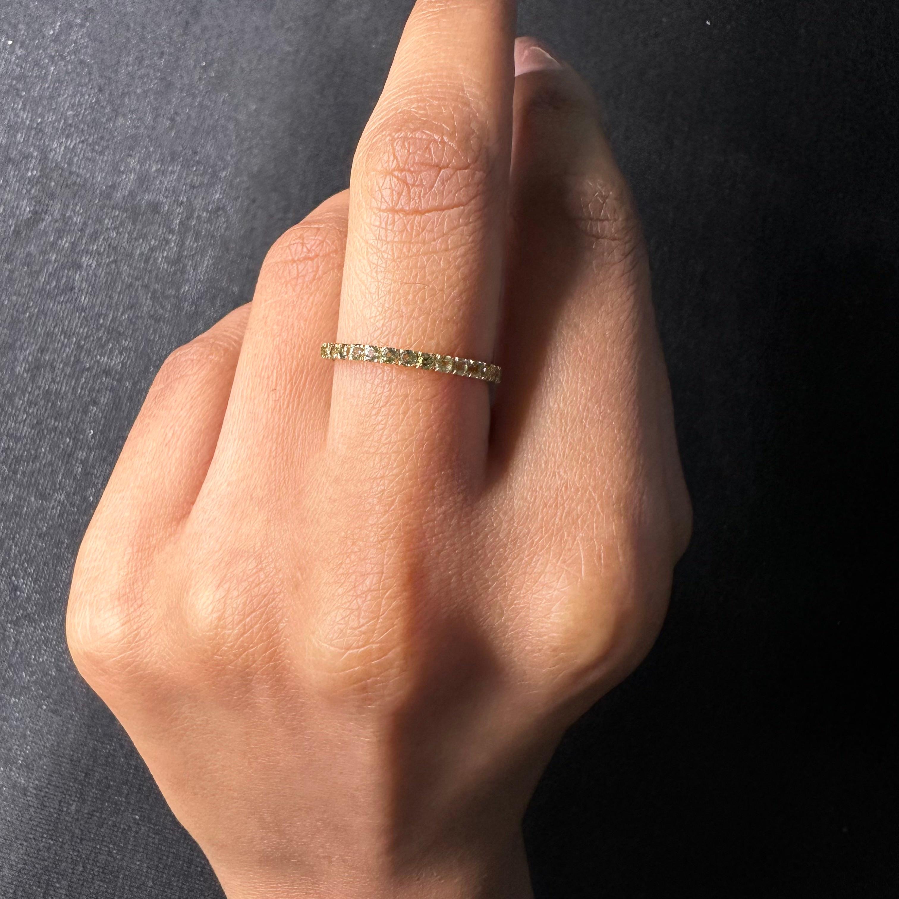 Im Angebot: Peridot Pave Eternity-Ring, stapelbarer Peridot-Ring 14k massives Gelbgold () 5