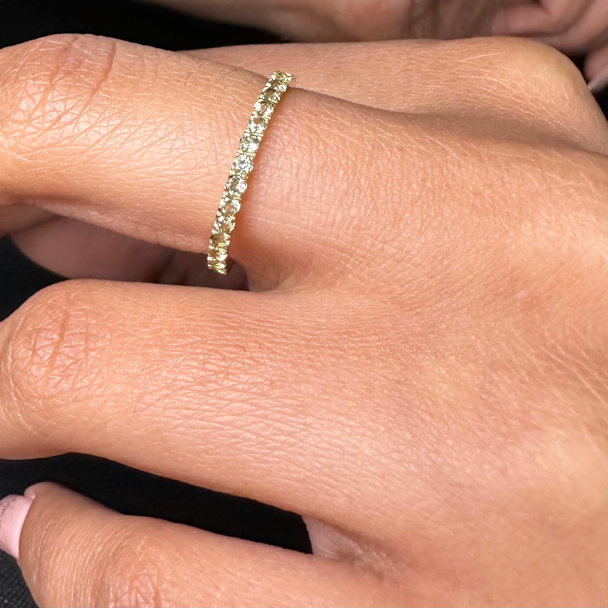Im Angebot: Peridot Pave Eternity-Ring, stapelbarer Peridot-Ring 14k massives Gelbgold () 7