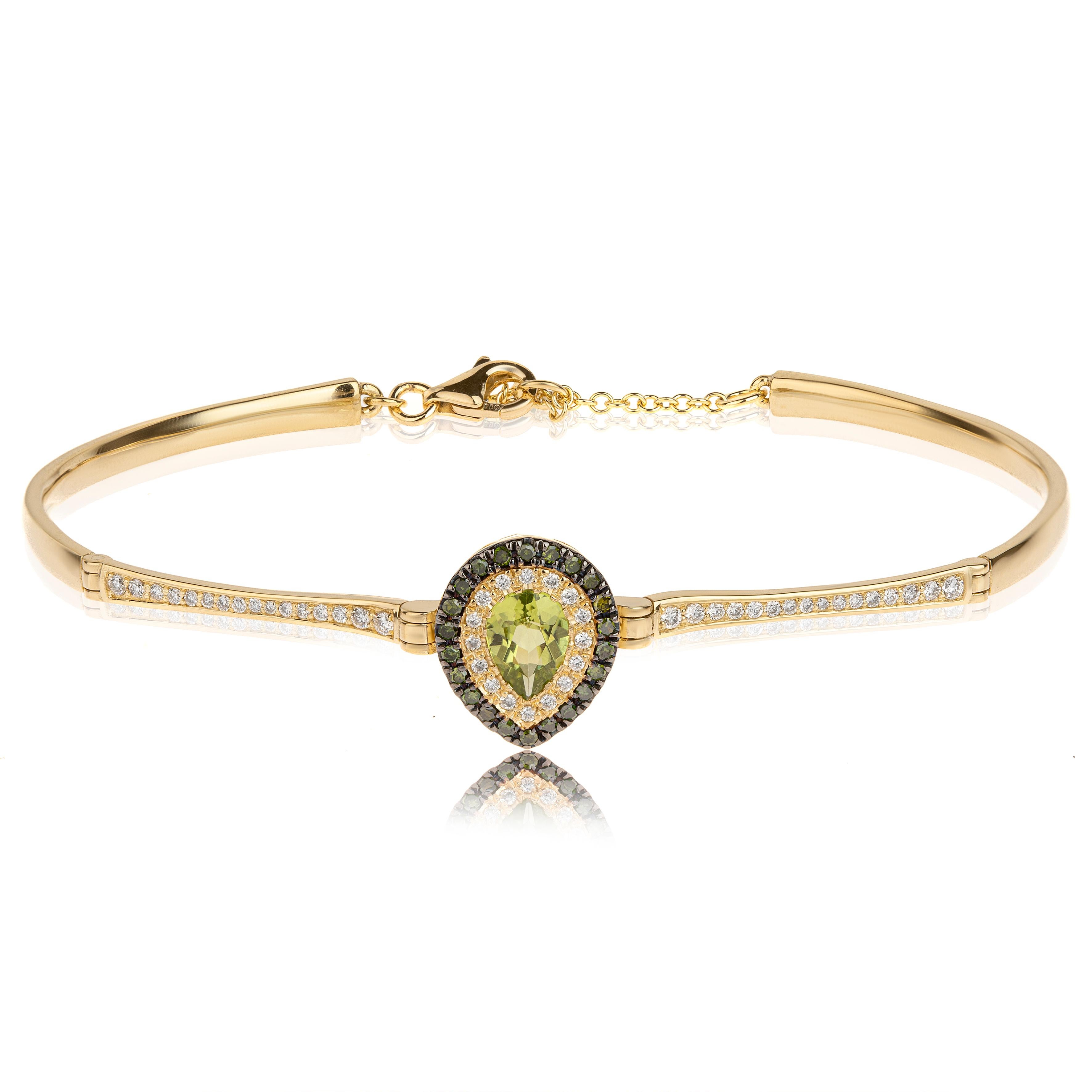 Bracelet péridot en forme de poire  avec pavage de diamants bleus et blancs, en or jaune 18Kt. Le bracelet est fabriqué à la main et a le style d'un bracelet à mailles, mais il a aussi une chaîne supplémentaire courte pour l'ajuster précisément à