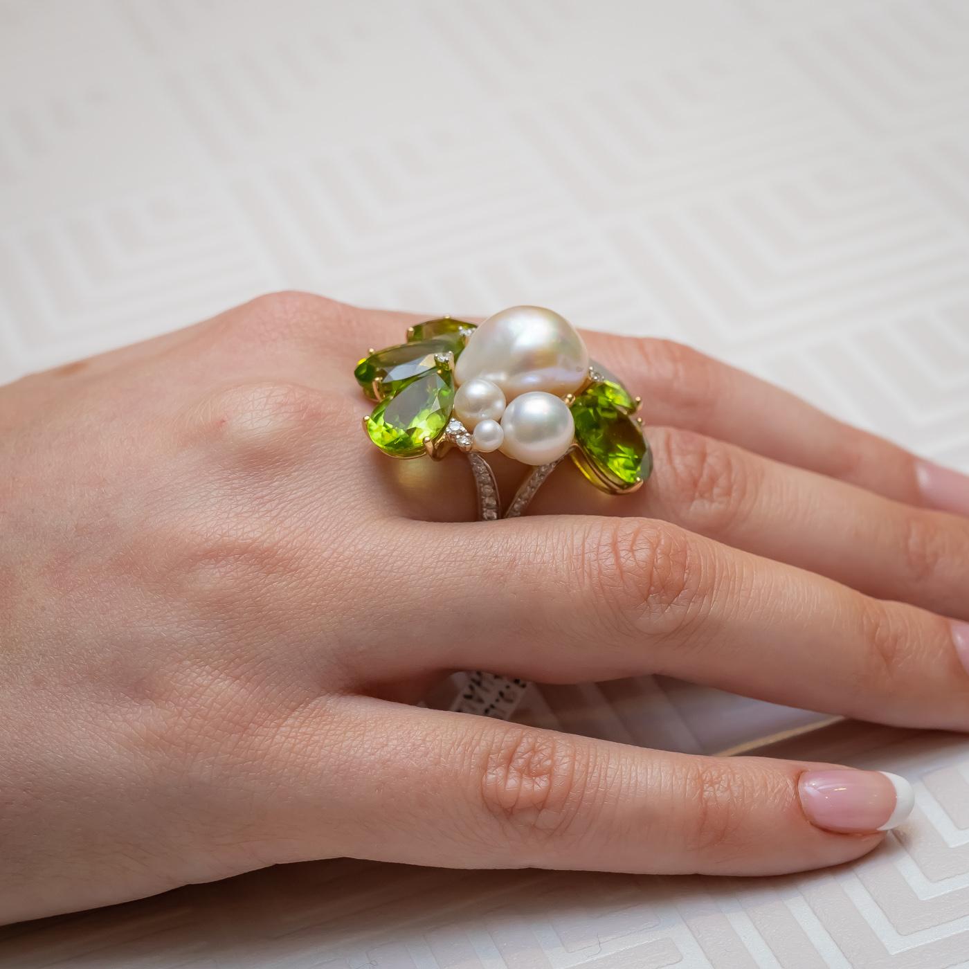 Moderner Peridot-:: Perlen- und Diamantring:: besetzt mit 6 birnenförmigen Peridots mit einem Gesamtgewicht von 23::09 ct; 4 Zucht- und Barockperlen mit einem Gesamtgewicht von 18::07 ct und 31 runden Diamanten im Brillantschliff mit einem