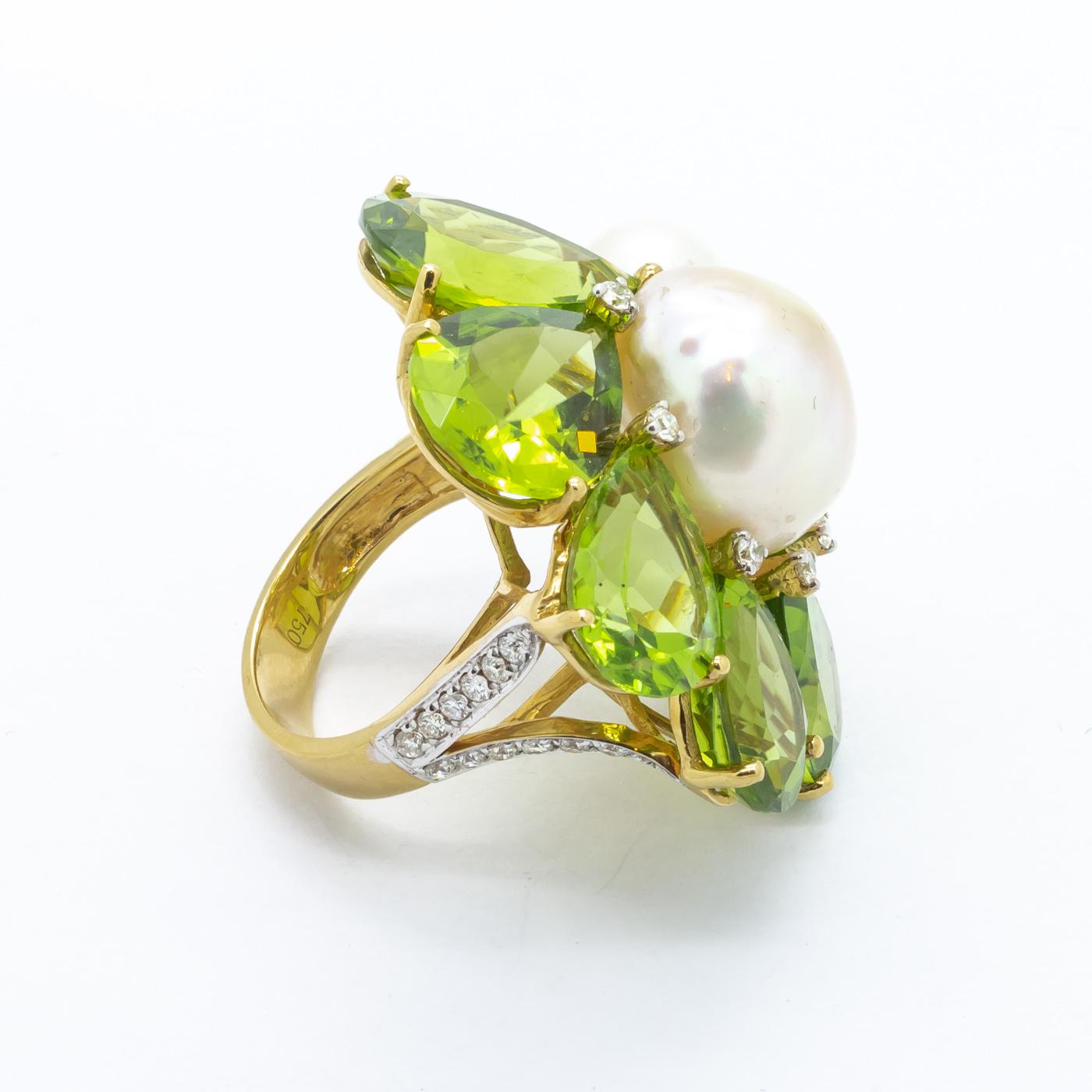 Peridot:: Perle:: Diamant und Gold Cluster-Ring im Zustand „Neu“ in London, GB