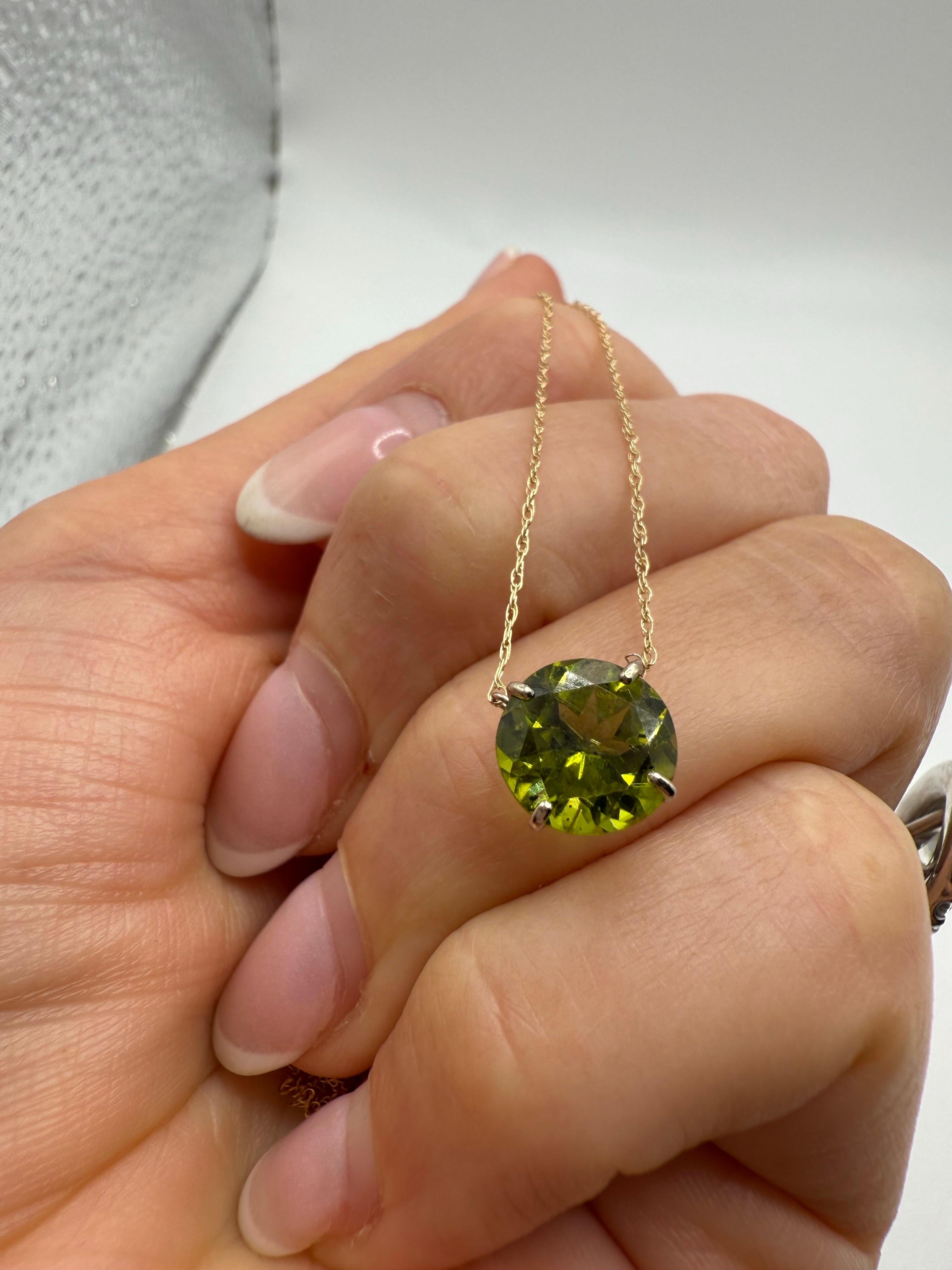 Taglio rotondo Collana con ciondolo peridoto agosto mese del bambino oro 10KT in vendita