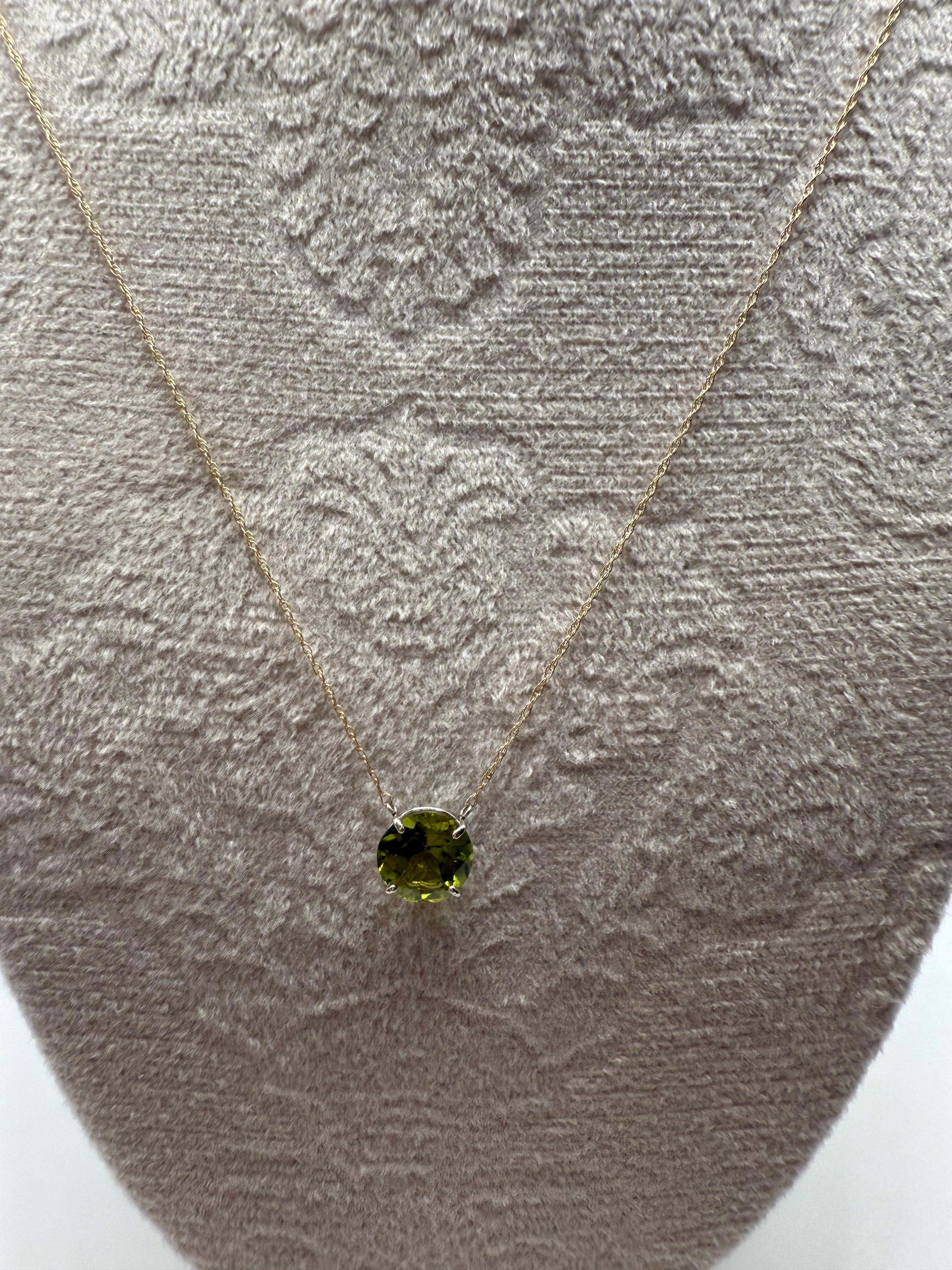 Collana con ciondolo peridoto agosto mese del bambino oro 10KT In condizioni Nuovo in vendita a Boca Raton, FL