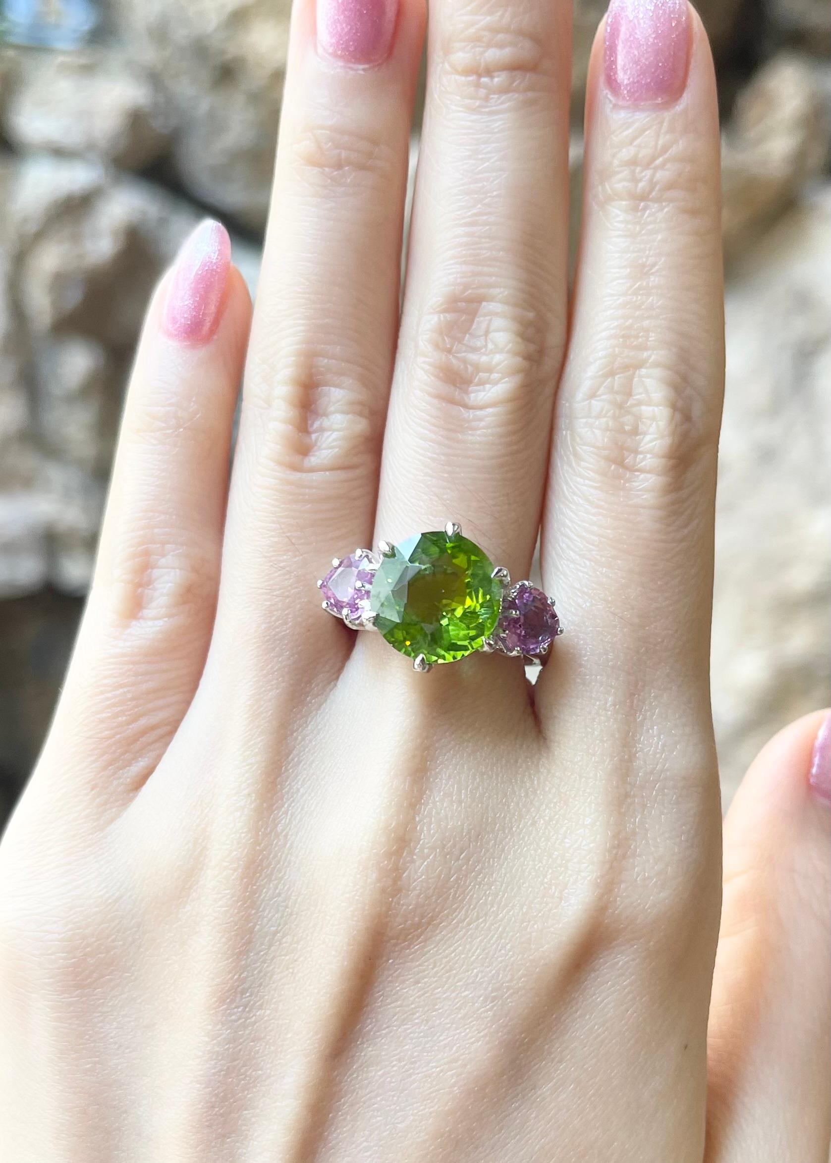 Peridot 6,16 Karat, rosa Saphir 1,67 Karat mit Diamant 0,35 Karat Ring in 18K Weißgoldfassung

Breite:  2.3 cm 
Länge: 1.3 cm
Ringgröße: 57
Gesamtgewicht: 12,79 Gramm

