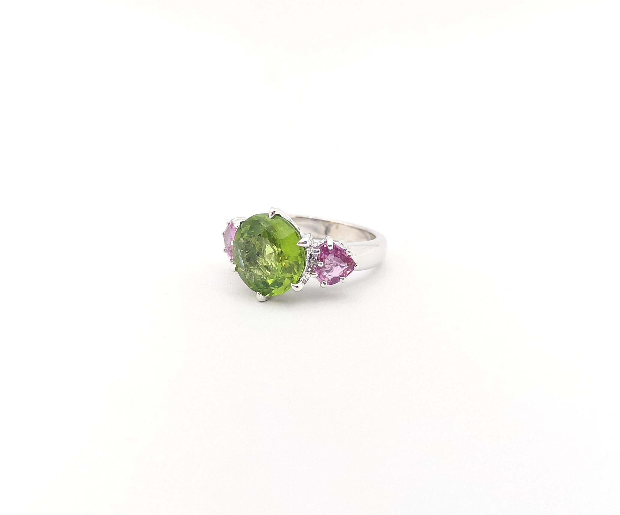 Peridot, rosa Saphir mit Diamantring aus 18 Karat Weißgold im Angebot 3