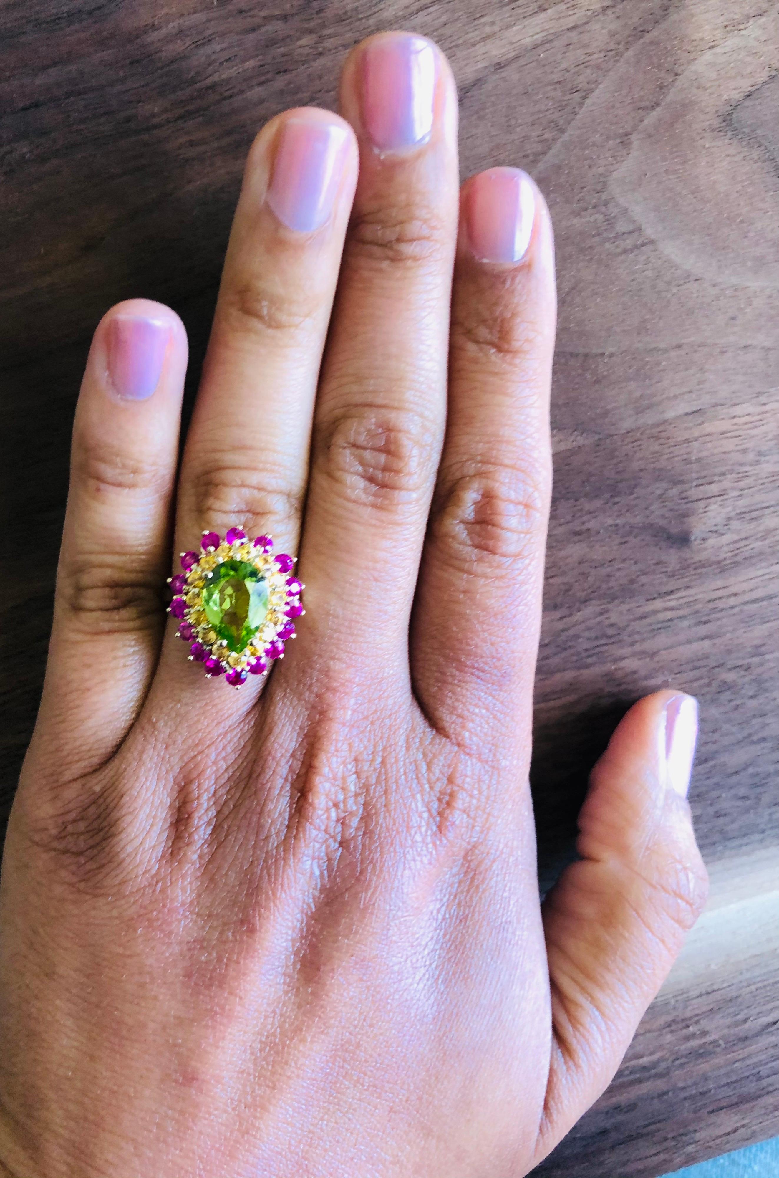 4.68 Carat Natural Peridot Sapphire Yellow Gold Cocktail Ring In New Condition In Los Angeles, CA