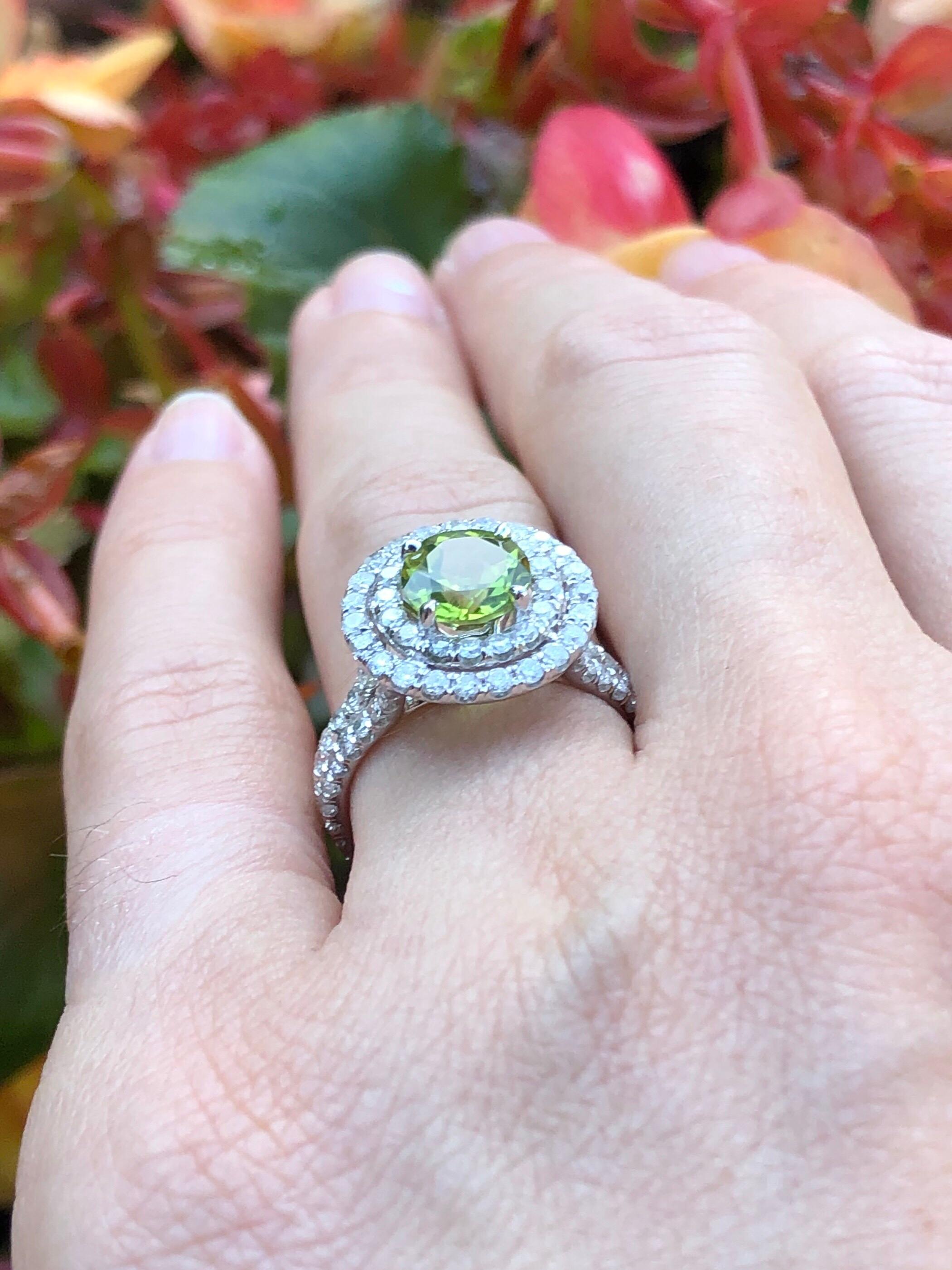 Round Cut Peridot Ring 1.41 Carat Round For Sale