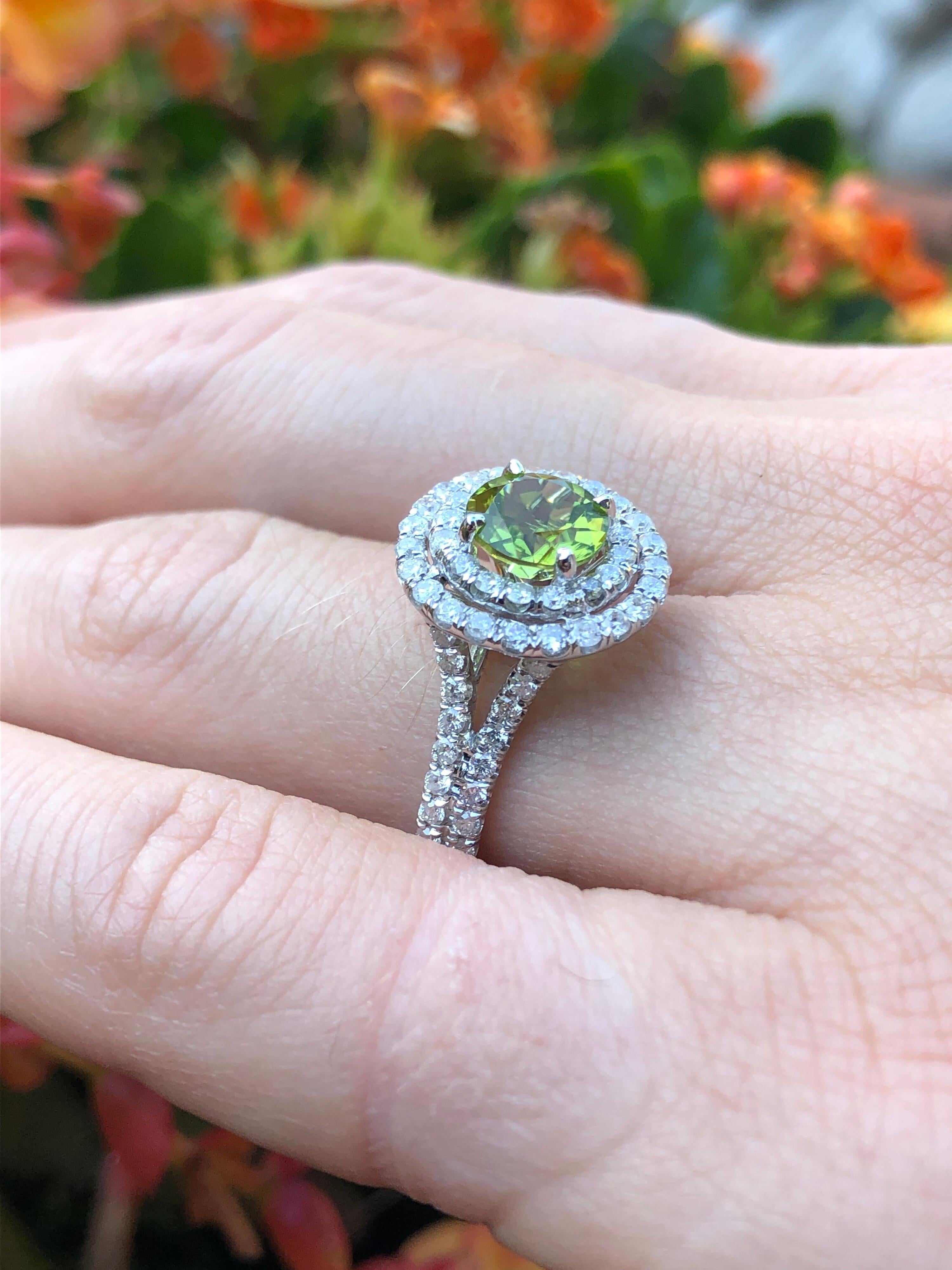 Peridot Ring 1.41 Carat Round In New Condition For Sale In Beverly Hills, CA