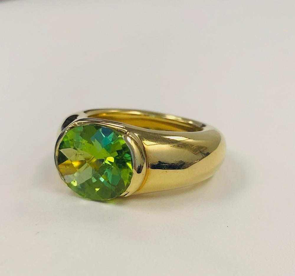 Modern 18 Karat Yellow Gold Peridot Ring For Sale