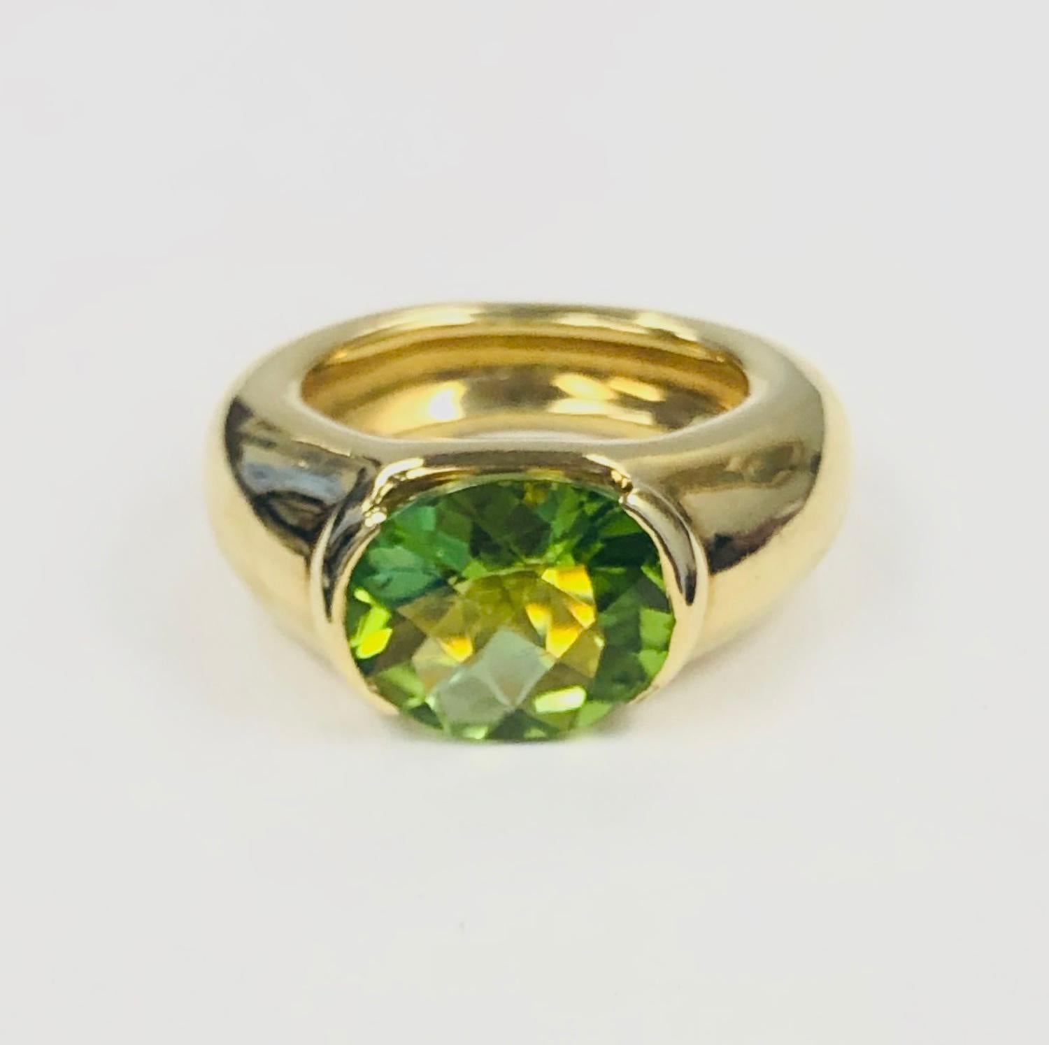 Oval Cut 18 Karat Yellow Gold Peridot Ring For Sale