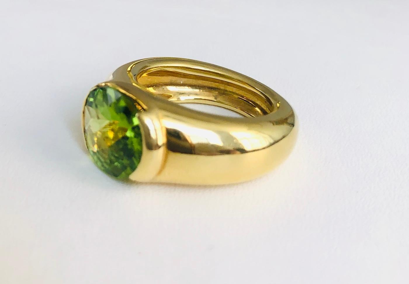 18 Karat Yellow Gold Peridot Ring In New Condition For Sale In New York, NY