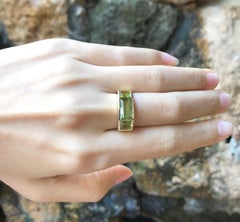 Anillo de peridoto engastado en oro de 18 quilates