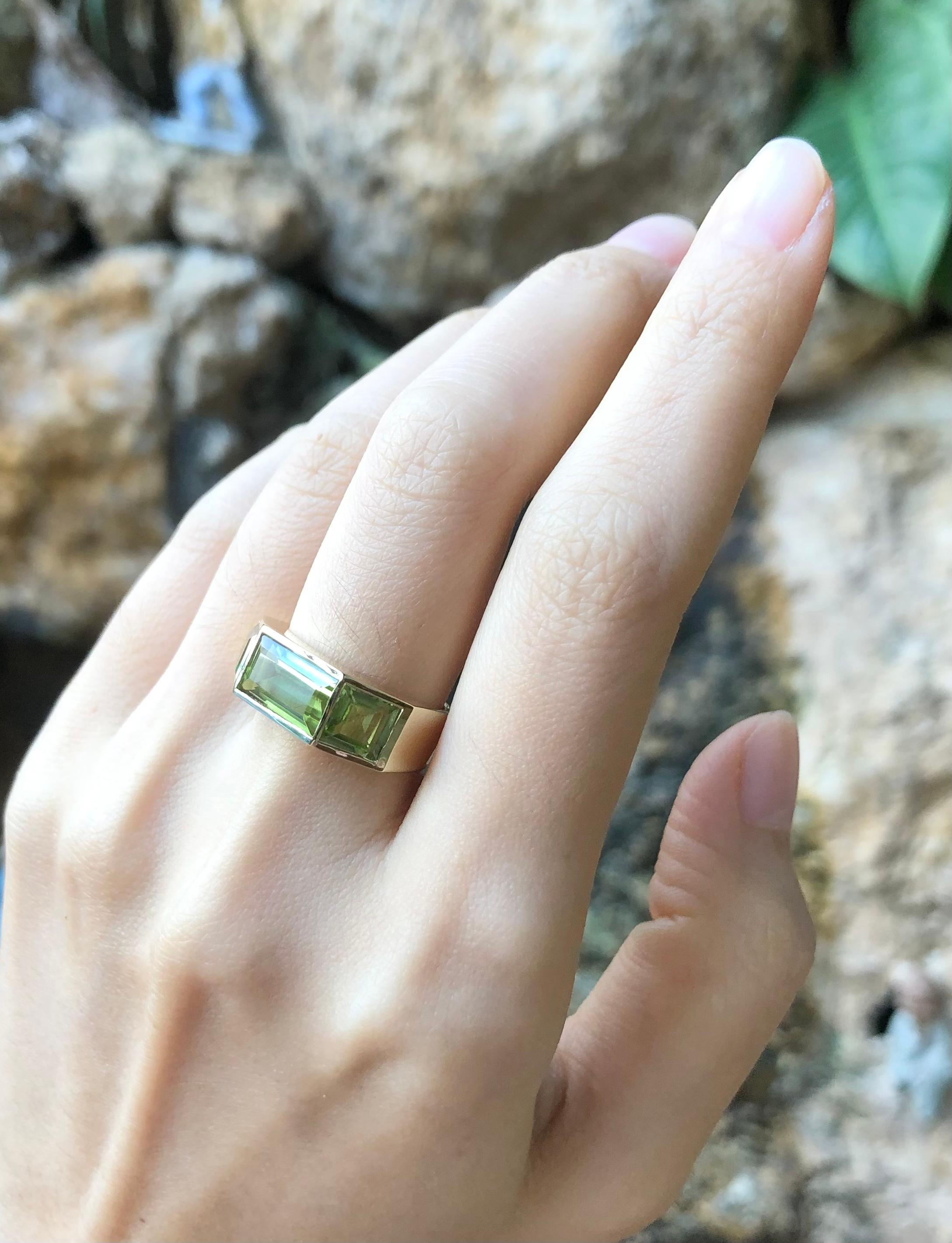 Contemporary Peridot Ring Set in 18 Karat Gold Settings For Sale