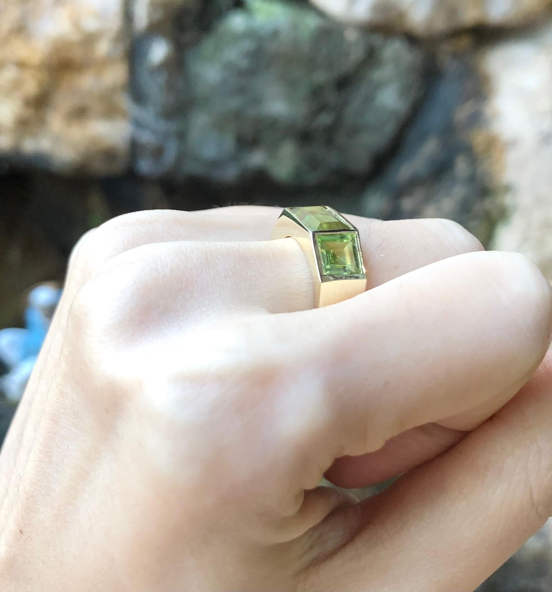 Peridot Ring Set in 18 Karat Gold Settings In New Condition For Sale In Bangkok, TH