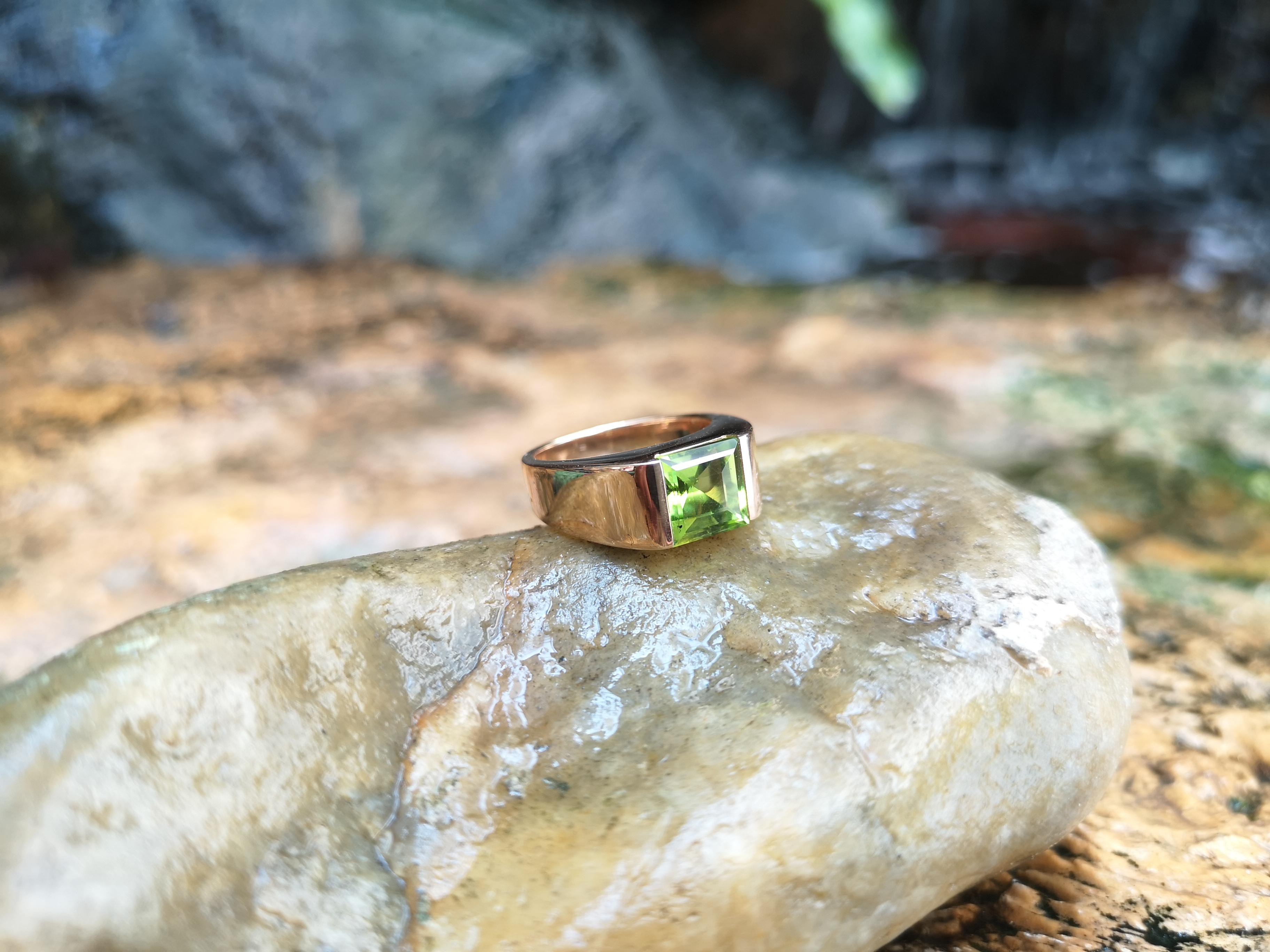 Peridot Ring Set in 18 Karat Rose Gold Settings In New Condition For Sale In Bangkok, TH