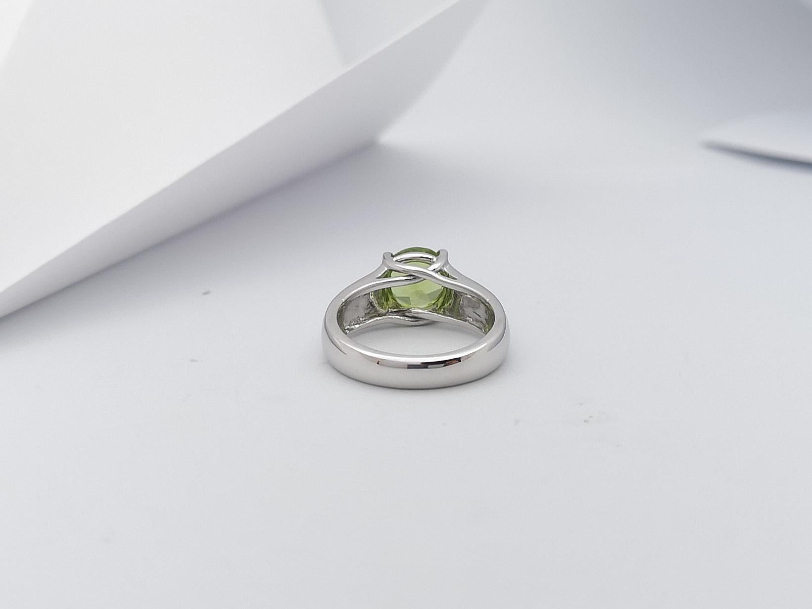 Peridot-Ring in 18 Karat Weißgold gefasst im Angebot 4