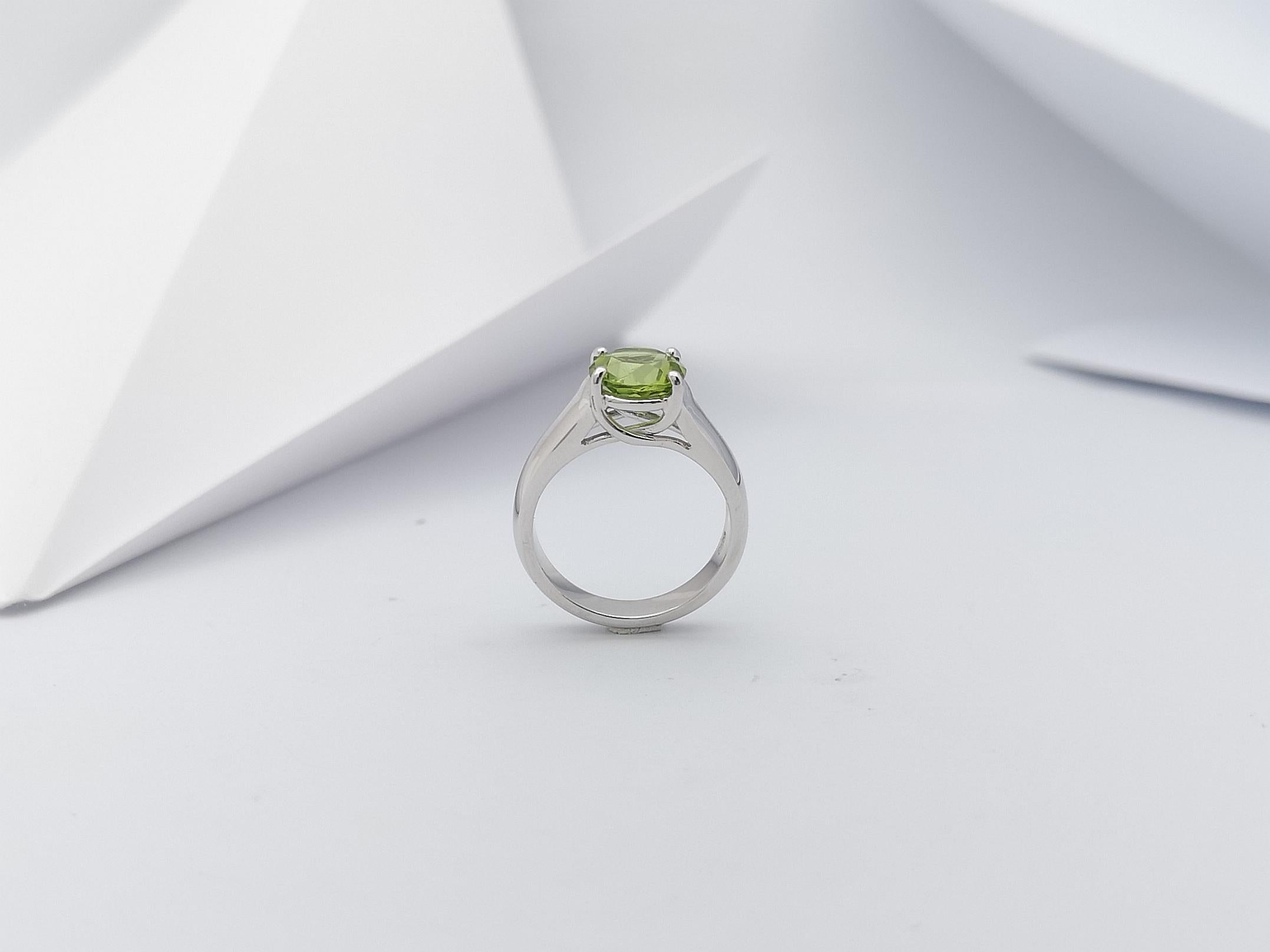Peridot-Ring in 18 Karat Weißgold gefasst im Angebot 6