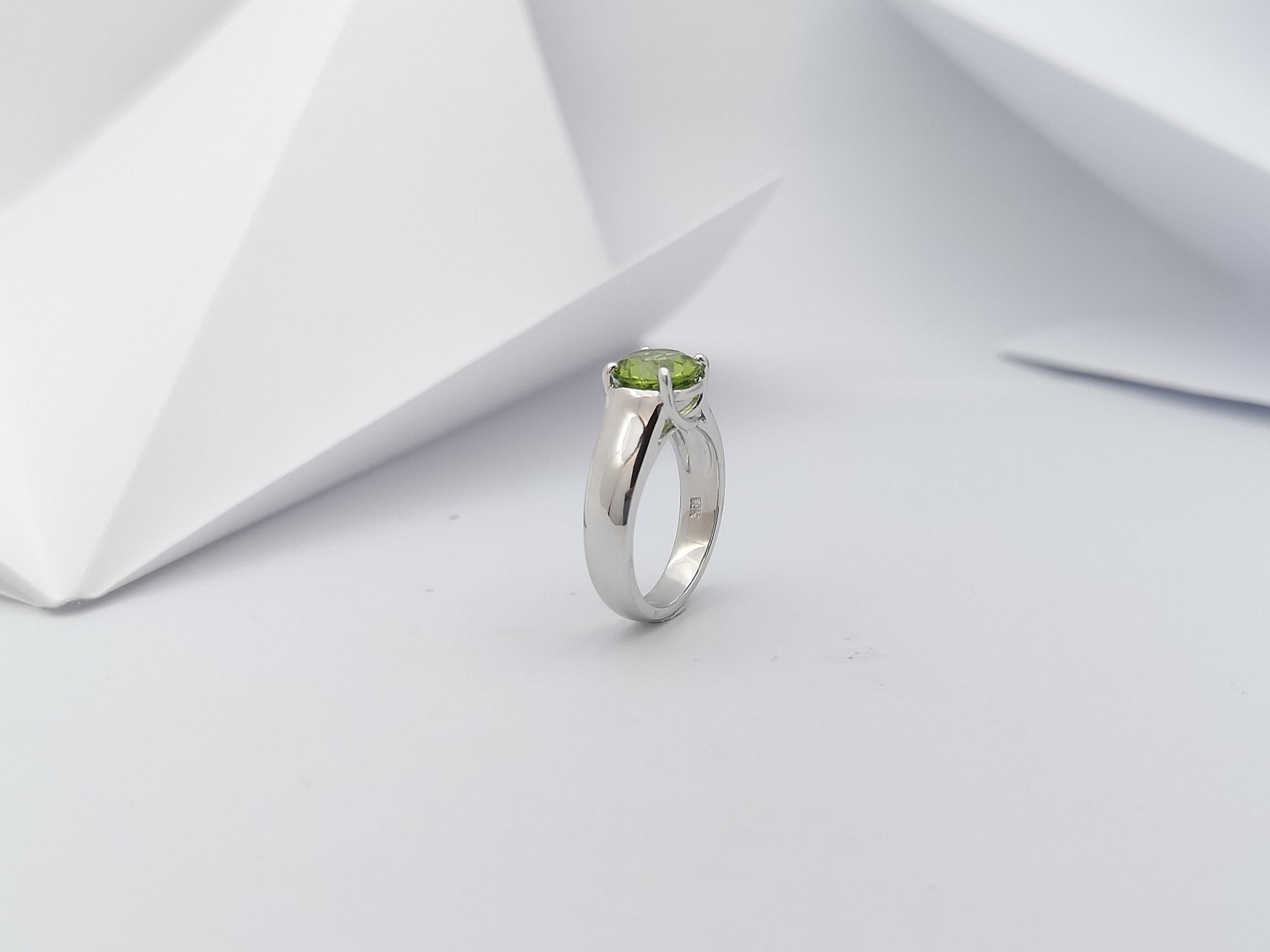 Peridot-Ring in 18 Karat Weißgold gefasst im Angebot 9